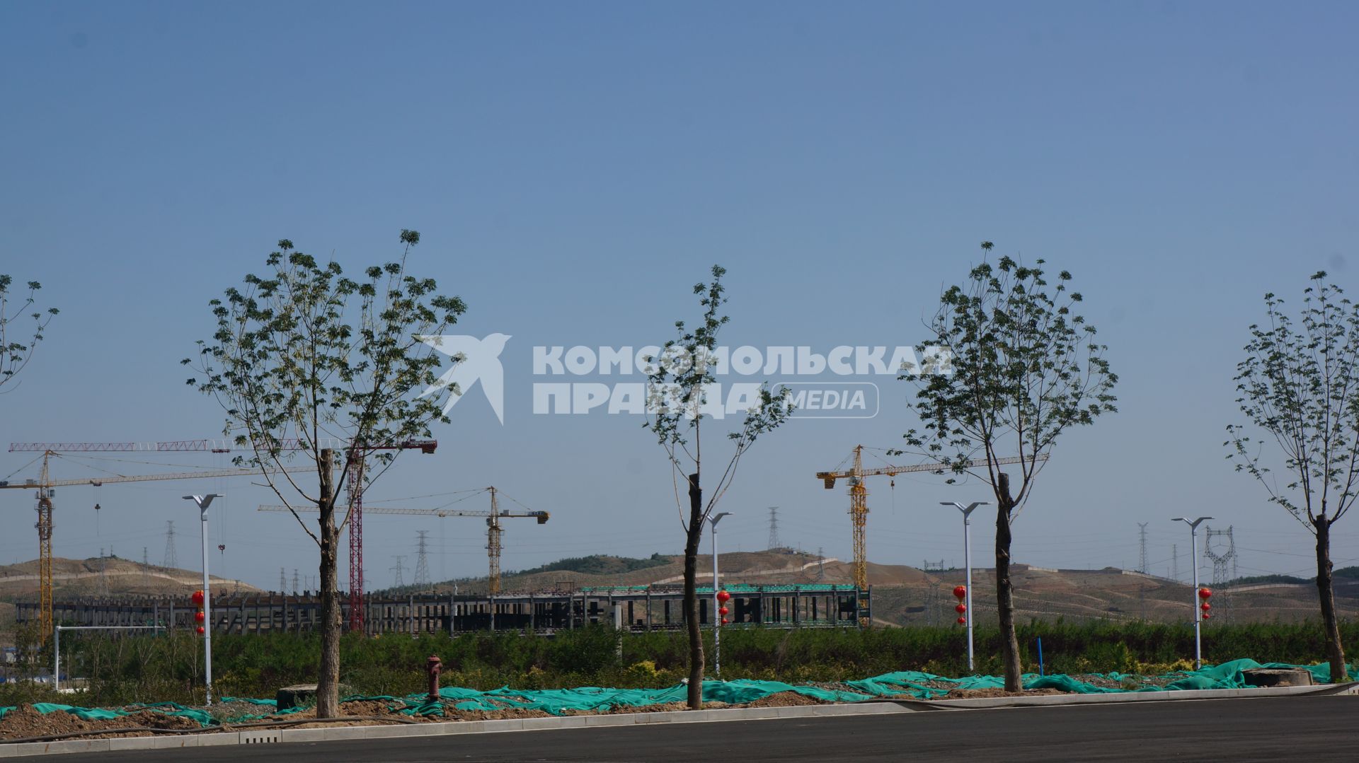 Китай, Урумчи. Строительные краны. A building field near ??r??mqi. Xinjiang Uygur Autonomous Region, China.