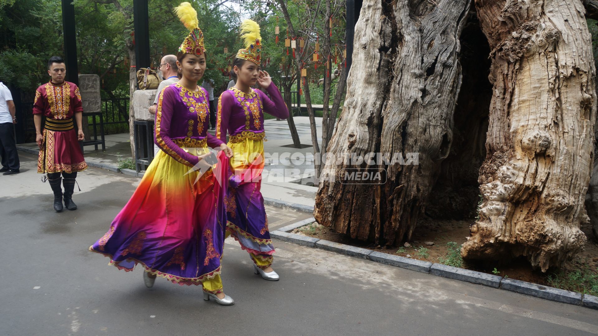 Китай, Урумчи.  Уйгуры в традиционных этнокостюмах. Uygurs in their traditional dresses in ??r??mqi, the capital of the Xinjiang Uygur Autonomous Region of China.