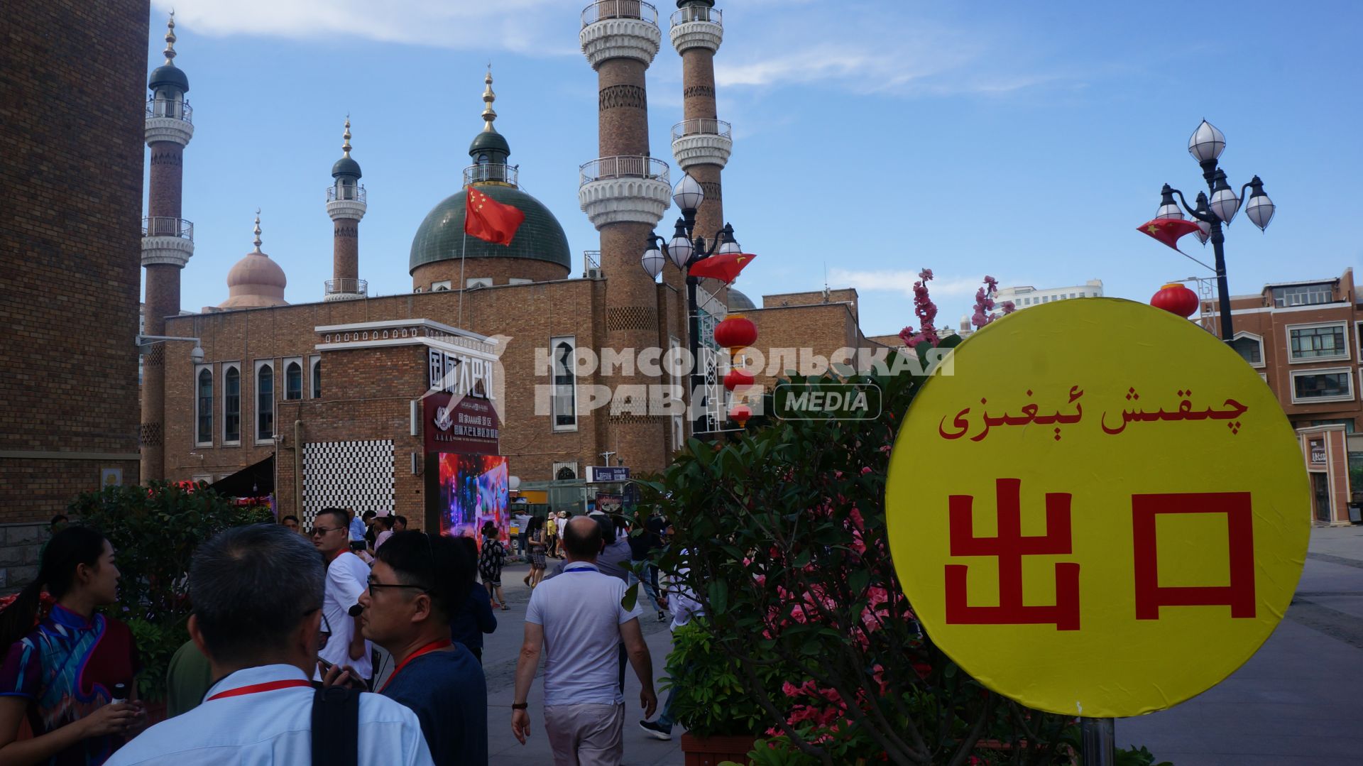 Китай, Урумчи.  Мечеть на улице `Гран-Базар`. A Mosque at Xinjiang International Grand Bazaar street, ??r??mqi, Xinjiang Uygur Autonomous Region, China.