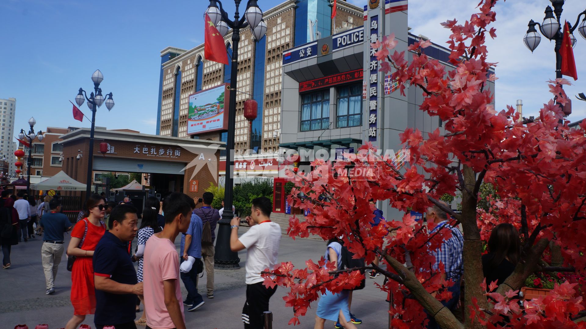 Китай, Урумчи.  Полицейский участок на улице `Гран-Базар`. A police station near Xinjiang International Grand Bazaar street, ??r??mqi, Xinjiang Uygur Autonomous Region, China