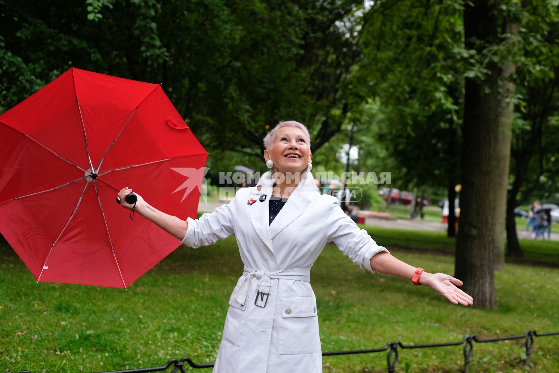 Санкт-Петербург. Женщина пенсионного возраста на прогулке в парке.