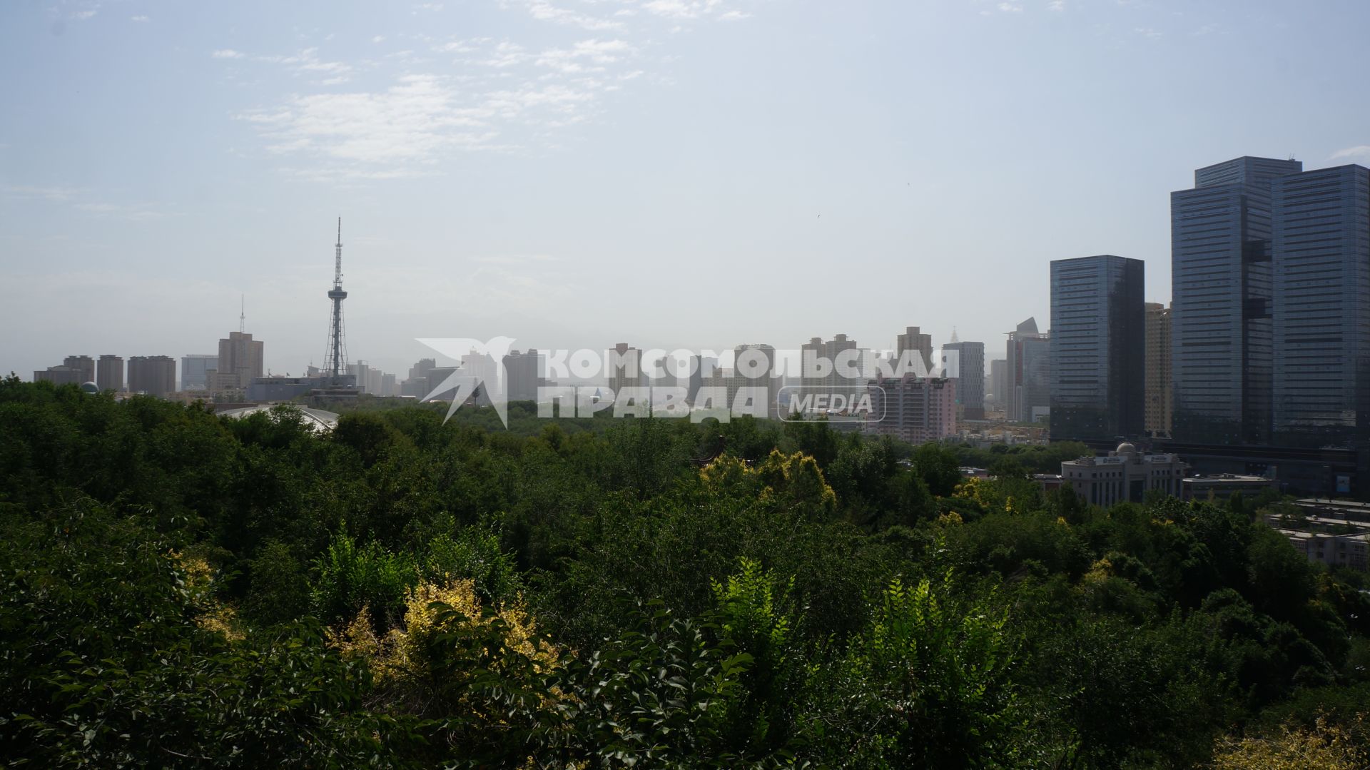 Китай, Урумчи. Вид с Красного холма на город.  A city view of Urumqi, the capital of the Xinjiang Uygur Autonomous Region of China, from the top of the Red Hill.