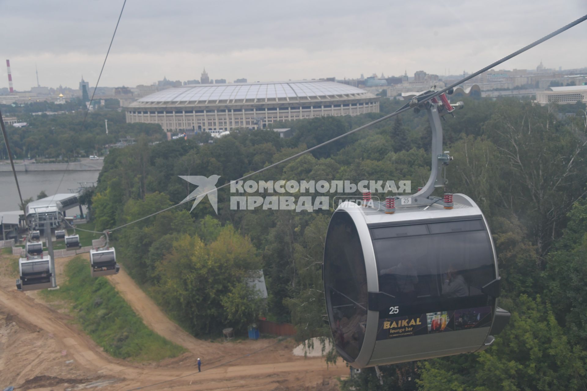 Москва.  Вид на канатную дорогу, соединяющую Воробьевы горы и стадион `Лужники`.