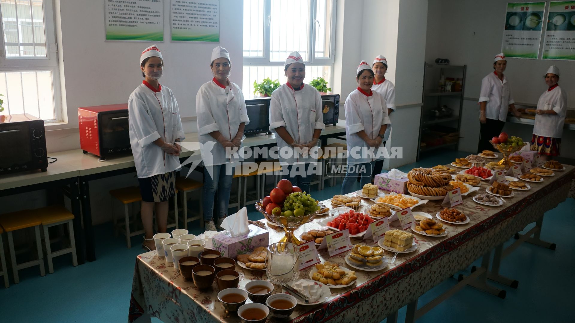 Китай, Аксу. Воспитанники центра повышения квалификации.