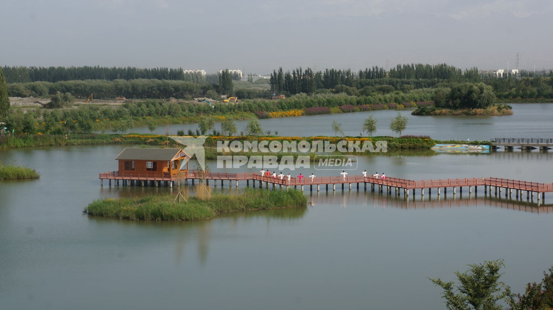 Китай, Аксу.  Домик на воде в парке.