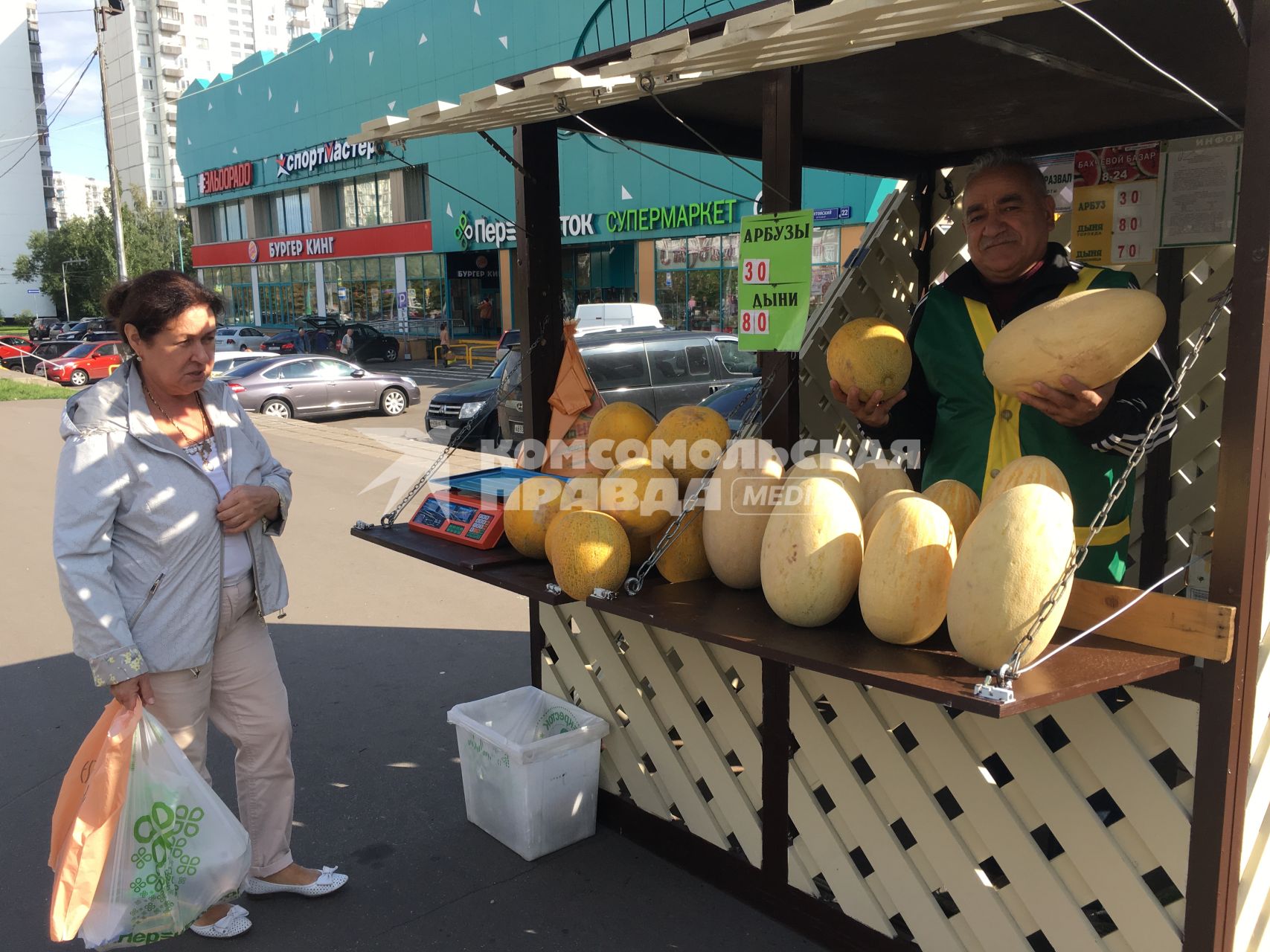 Москва. Торговля дынями на одной из улиц города.