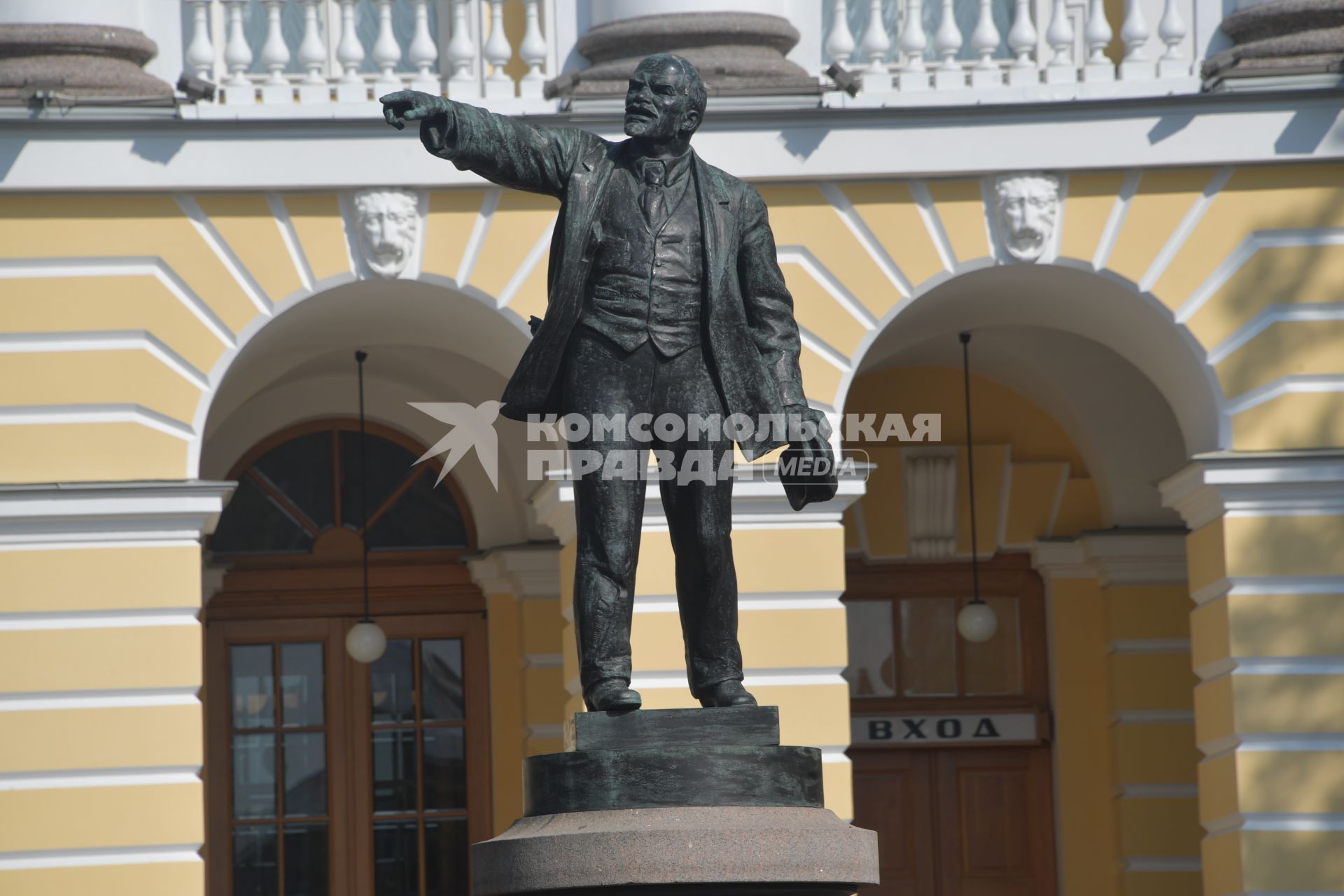 Санкт-Петербург. Памятник В.И. Ленину у Смольного института.