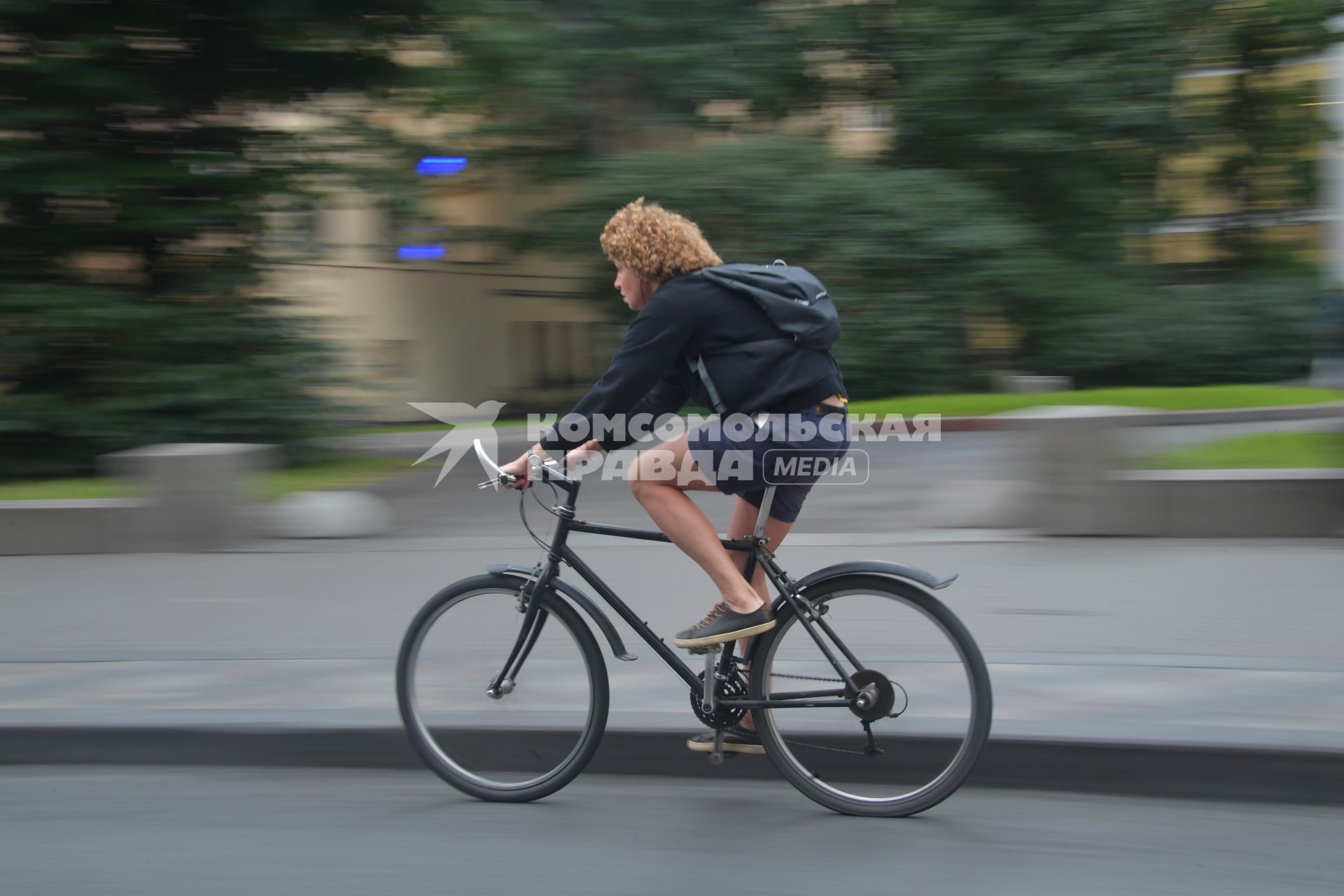 Санкт-Петербург. Женщина едет на велосипеде.