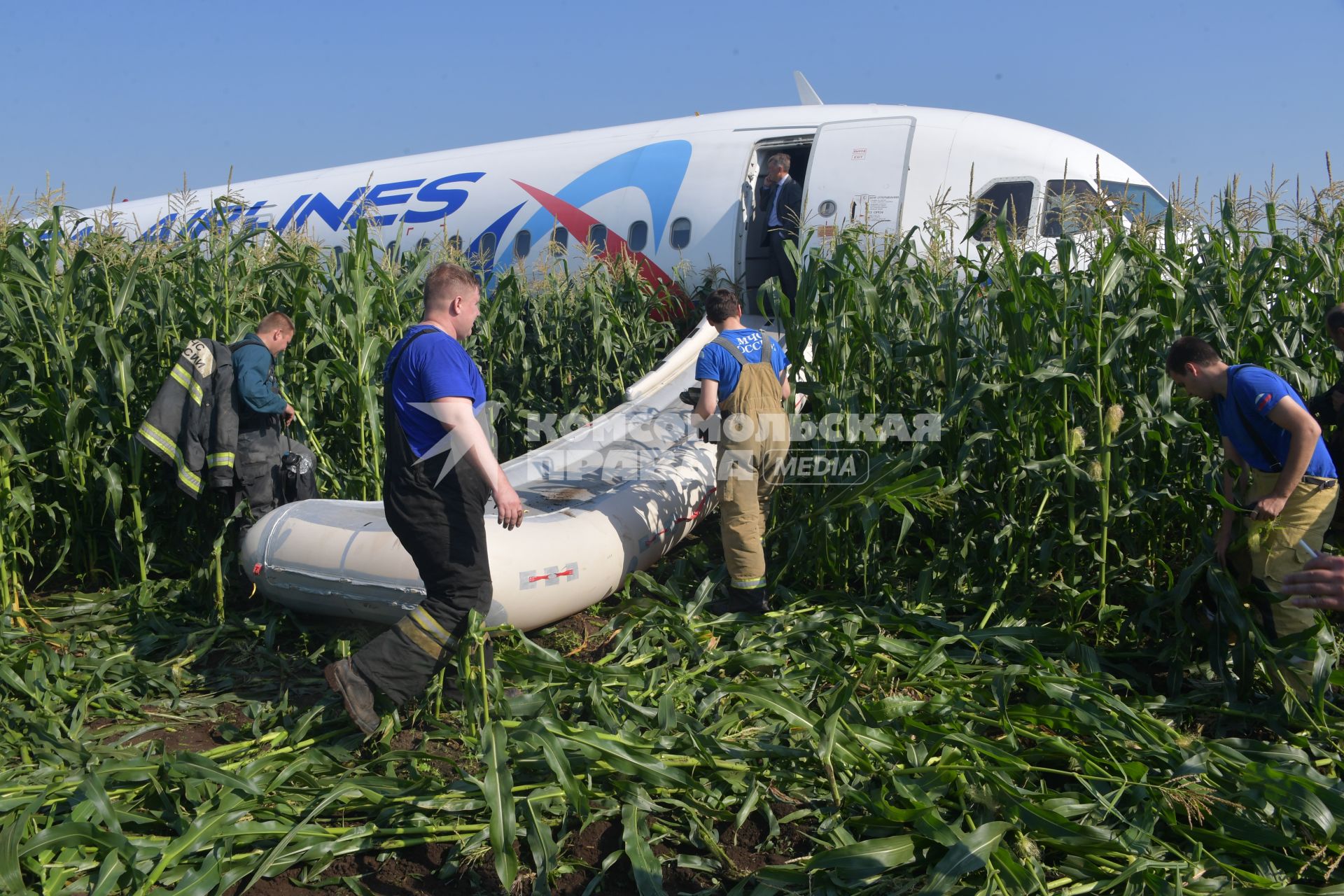 Московская область.  Самолет Airbus A321 авиакомпании `Уральские авиалинии`, который совершил аварийную посадку в районе аэропорта Жуковский после возгорания двигателя при взлете.