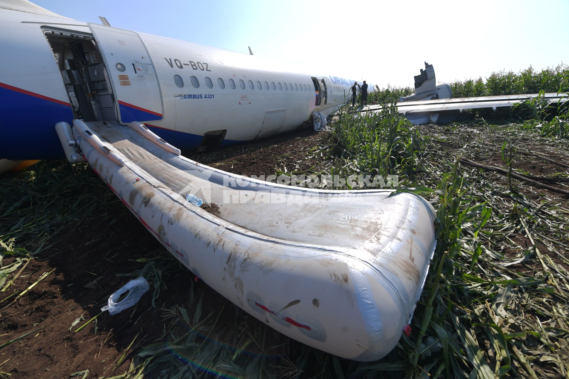 Московская область.  Самолет Airbus A321 авиакомпании `Уральские авиалинии`, который совершил аварийную посадку в районе аэропорта Жуковский после возгорания двигателя при взлете.