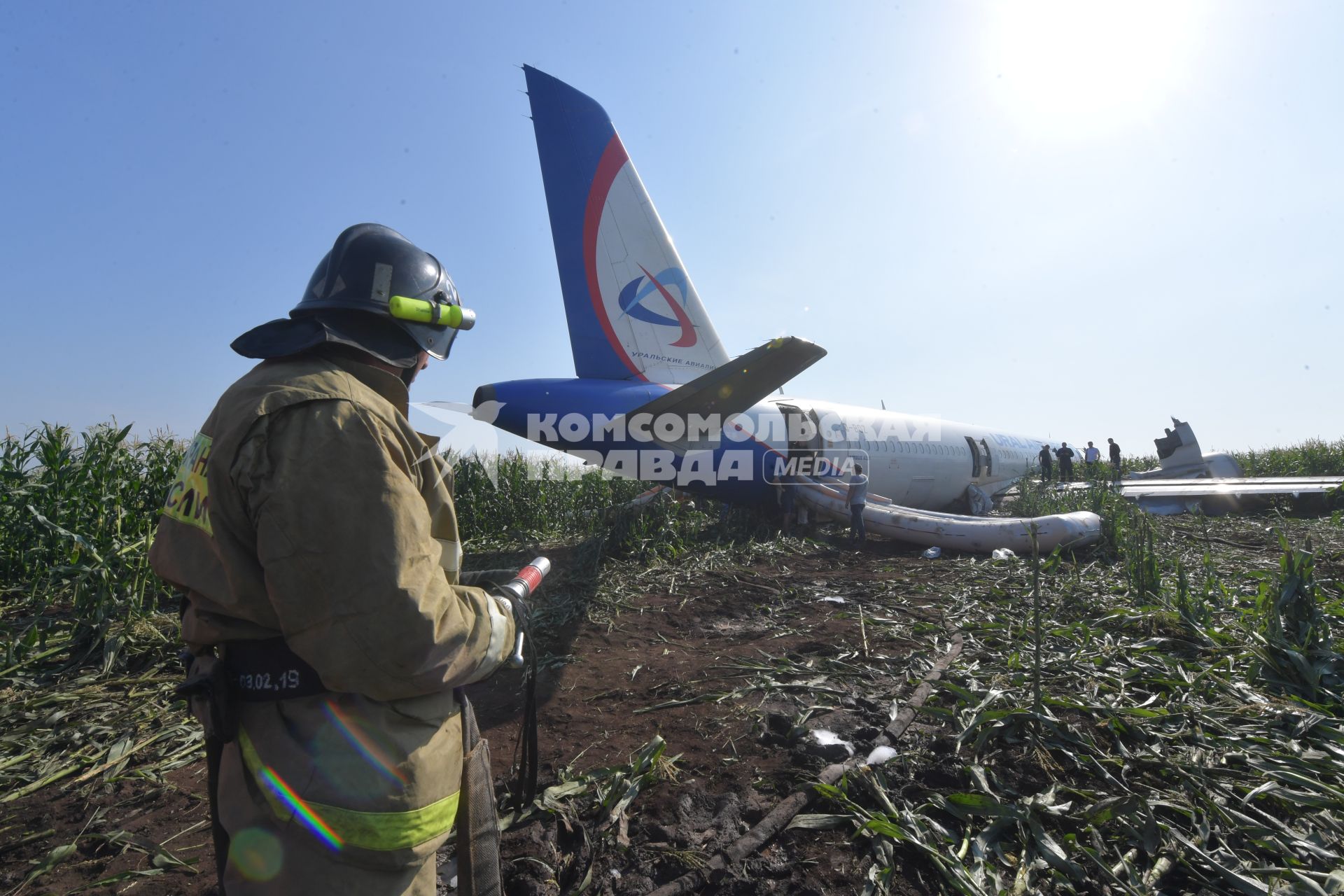 Московская область.  Самолет Airbus A321 авиакомпании `Уральские авиалинии`, который совершил аварийную посадку в районе аэропорта Жуковский после возгорания двигателя при взлете.