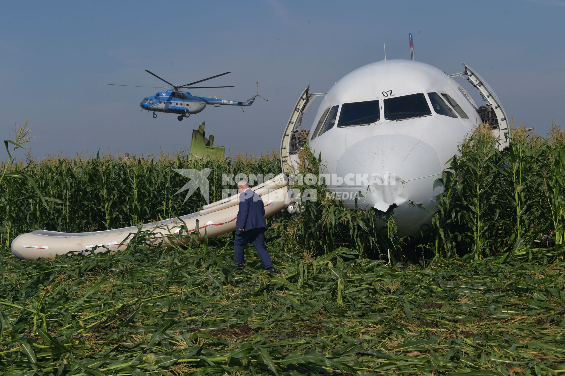 Московская область.  Самолет Airbus A321 авиакомпании `Уральские авиалинии`, который совершил аварийную посадку в районе аэропорта Жуковский после возгорания двигателя при взлете.