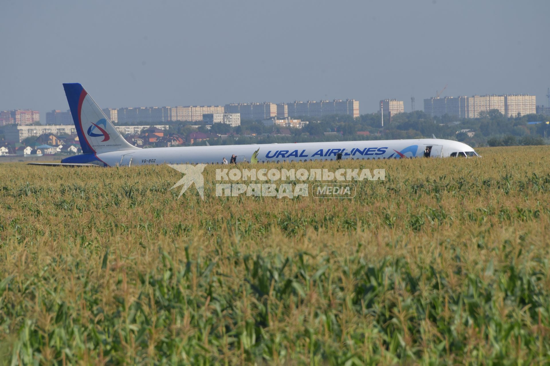 Московская область.  Самолет Airbus A321 авиакомпании `Уральские авиалинии`, который совершил аварийную посадку в районе аэропорта Жуковский после возгорания двигателя при взлете.