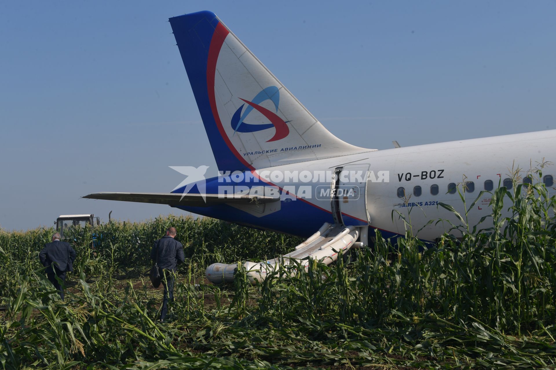 Московская область.  Самолет Airbus A321 авиакомпании `Уральские авиалинии`, который совершил аварийную посадку в районе аэропорта Жуковский после возгорания двигателя при взлете.