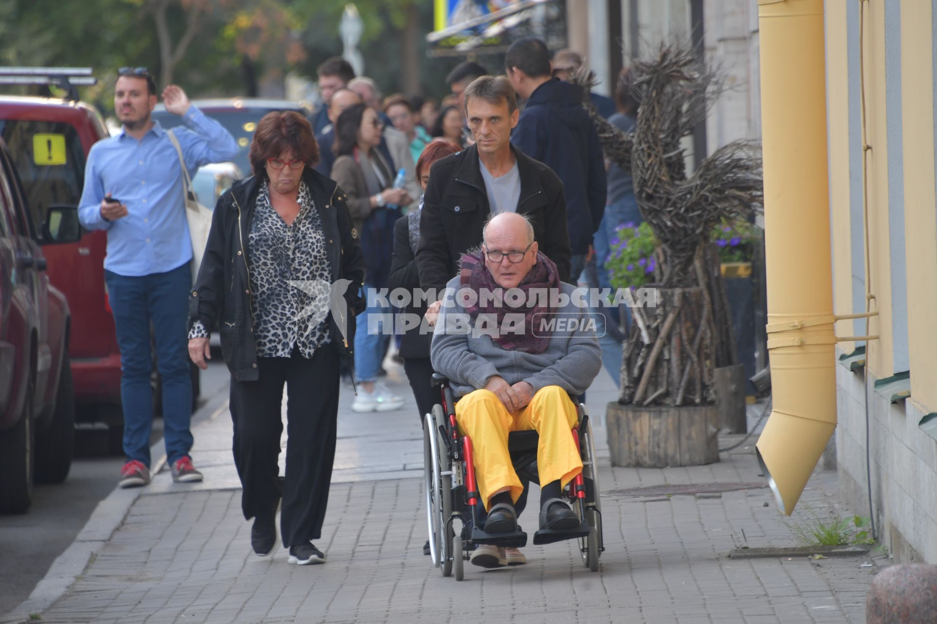 Санкт-Петербург.  Горожане на одной из улиц города.