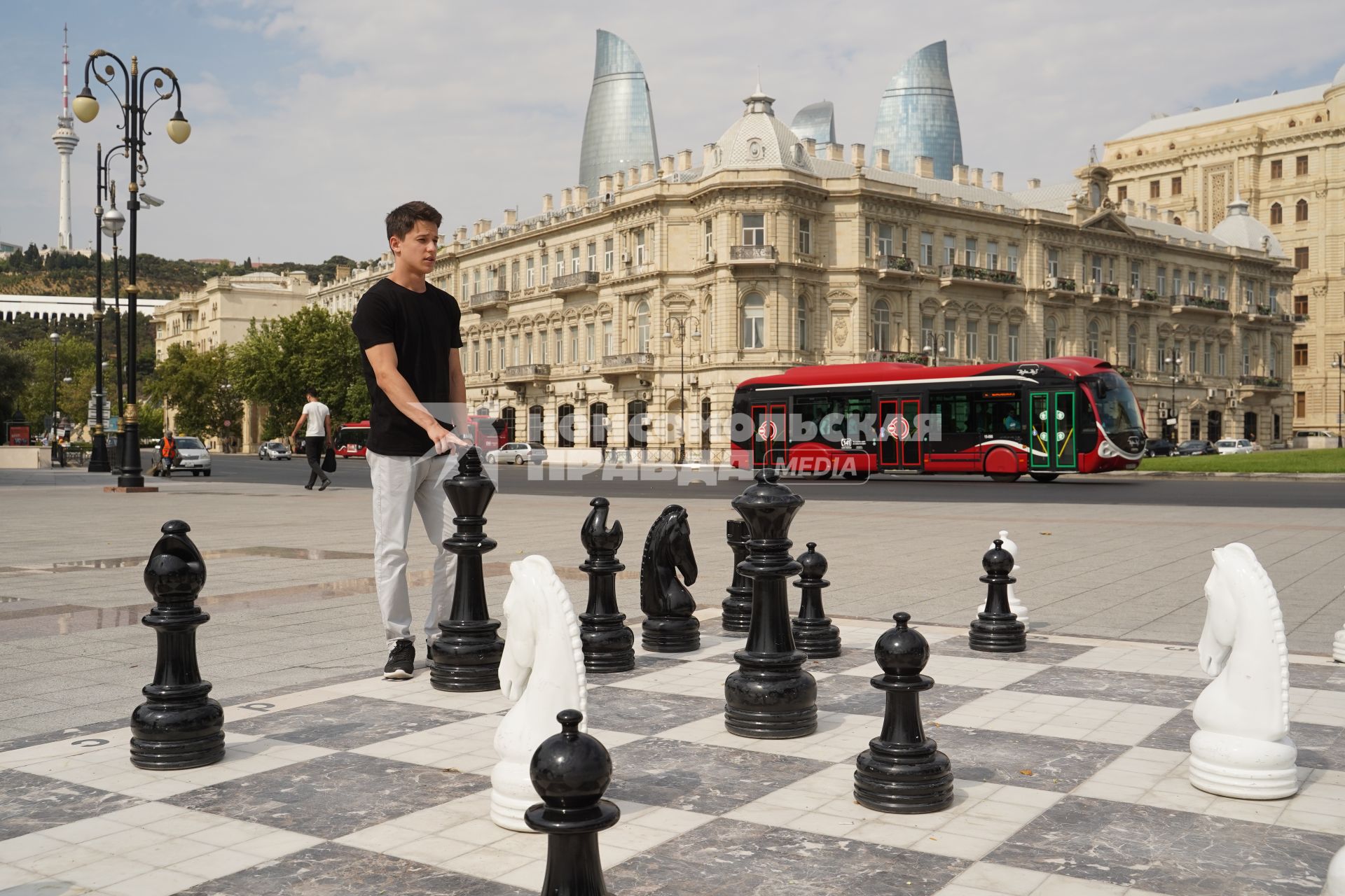 Азербайджан. Баку. Молодой человек играет в шахматы на одной из улиц города.