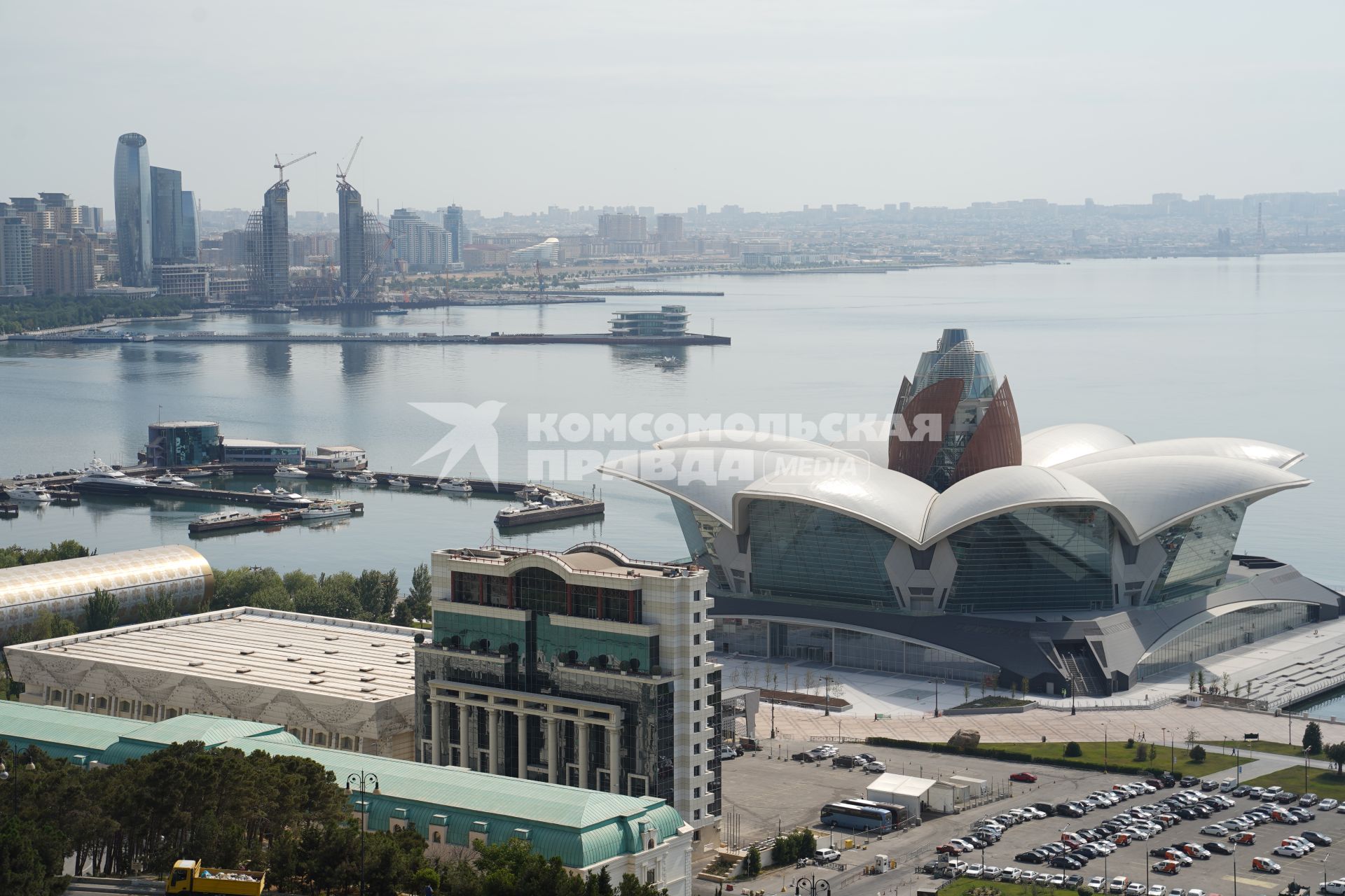 Азербайджан. Баку.  Вид на город и Бакинскую бухту Каспийского моря.