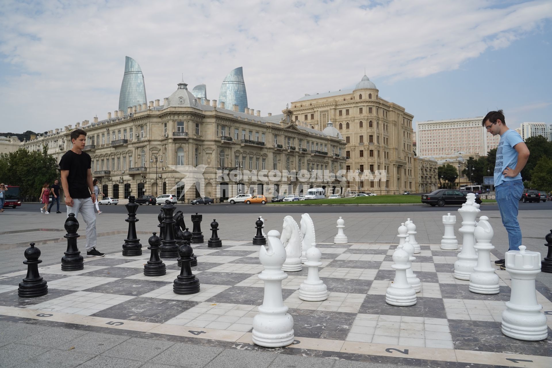 Азербайджан. Баку.  Молодые люди играют в шахматы на одной из улиц города.