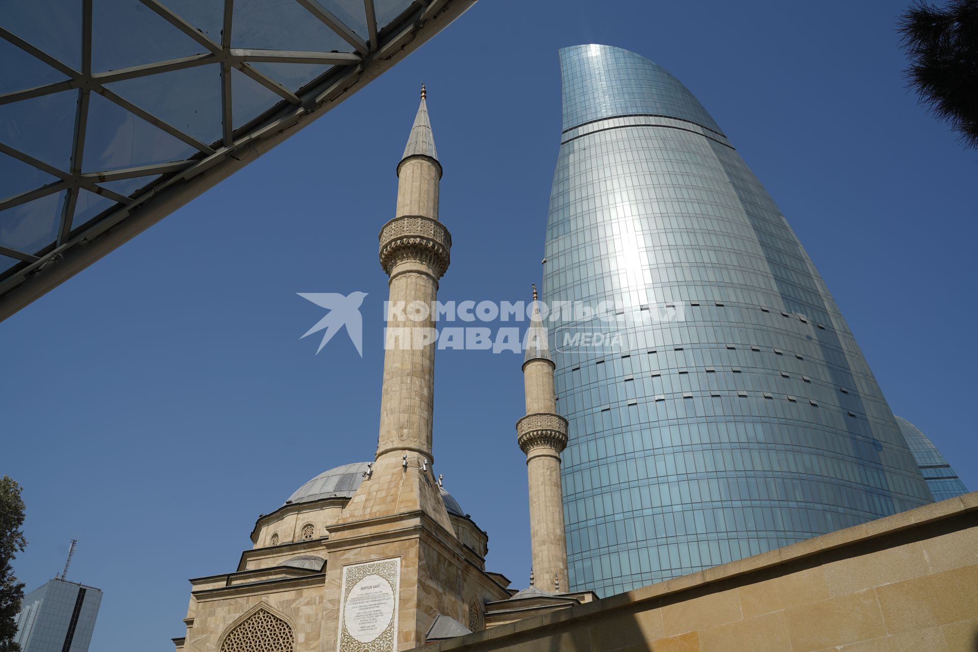 Азербайджан. Баку.  Вид на Турецкую мечеть и комплекс зданий `Пламенные башни`.