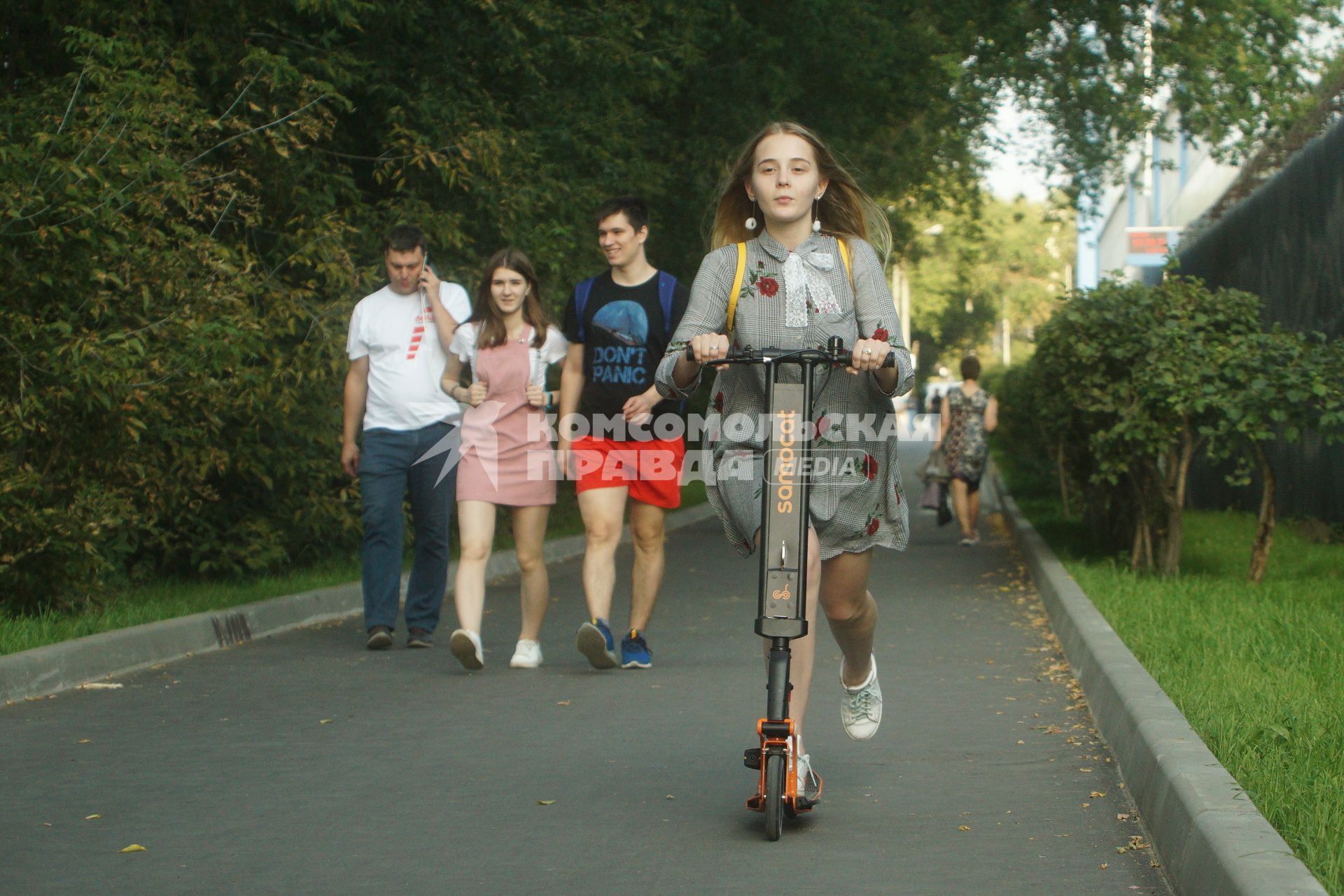 Екатеринбург. Корреспонден КП-Екатеринбург Ирина Андрианова во время тест-драйва самоката из самокашеринга (краткосрочная аренда самокатов) \'Samocat\'