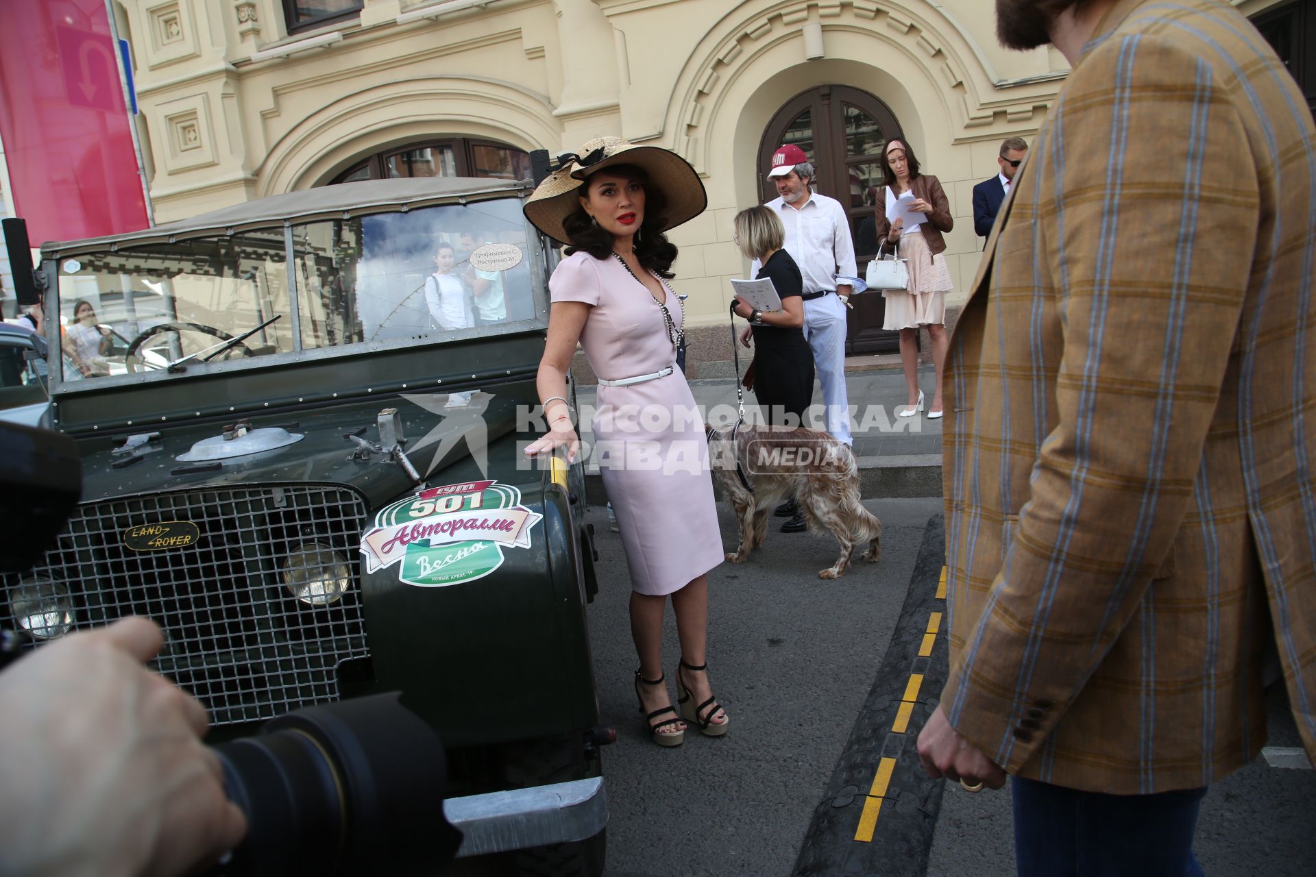 Диск345. Ралли классических автомобилей \'ГУМ-Авторалли Gorkyclassic 2017\'. На снимке: актриса Анастасия Заворотнюк