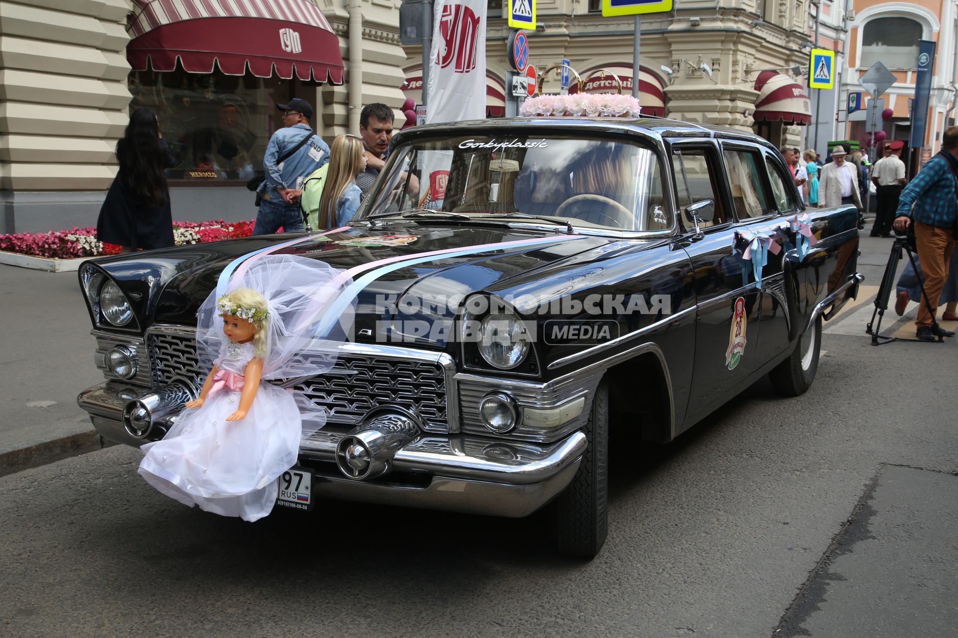 Диск345. Ралли классических автомобилей \'ГУМ-Авторалли Gorkyclassic 2017\'. На снимке: свадебный автомобиль ЧАЙКА ГАЗ-13