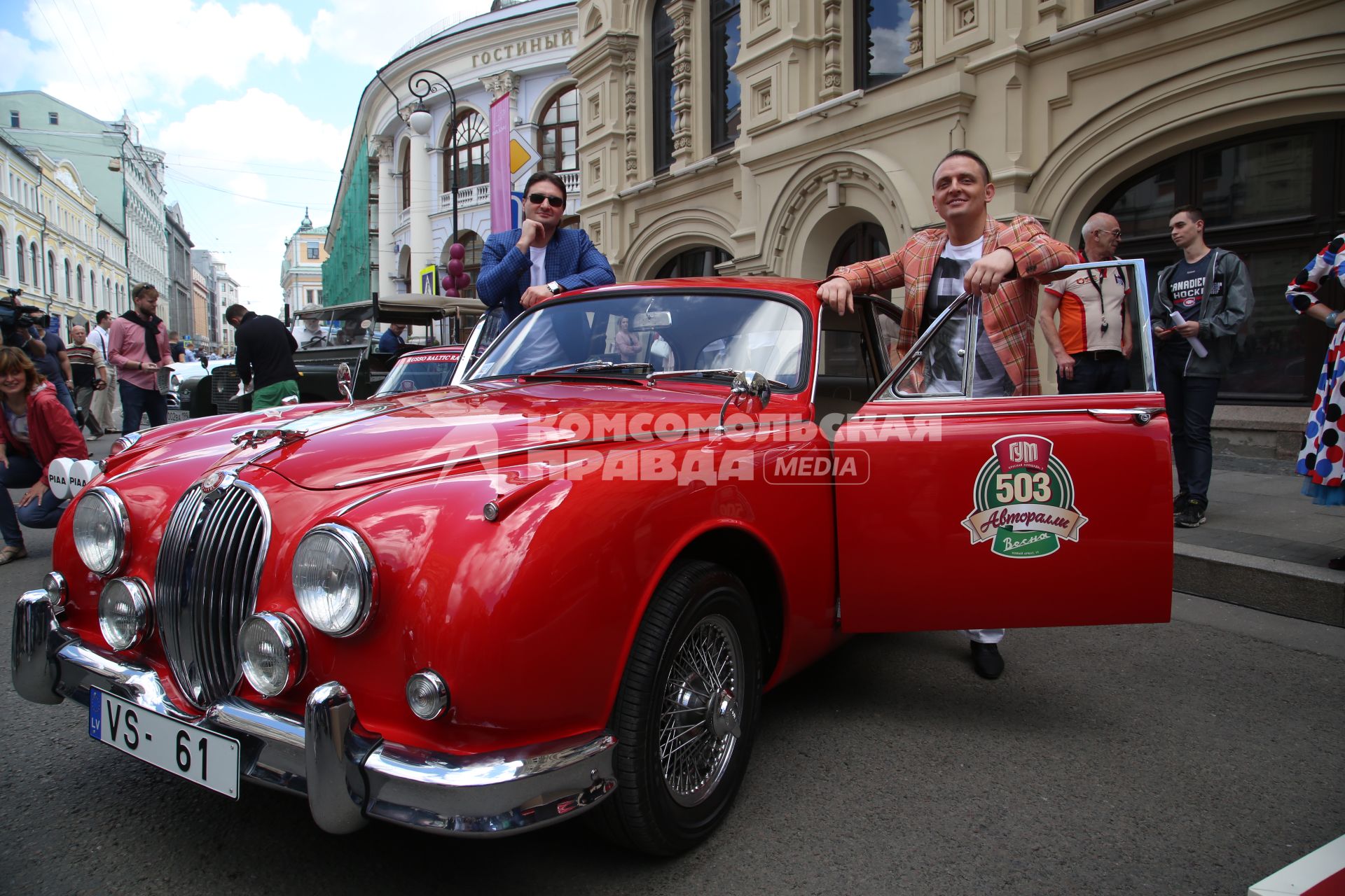 Диск345. Ралли классических автомобилей \'ГУМ-Авторалли Gorkyclassic 2017\'. На снимке: генеральный директор Большого Московского цирка Эдгард Запашный и художественный руководитель Большого Московского цирка Аскольд Запашный (справа)