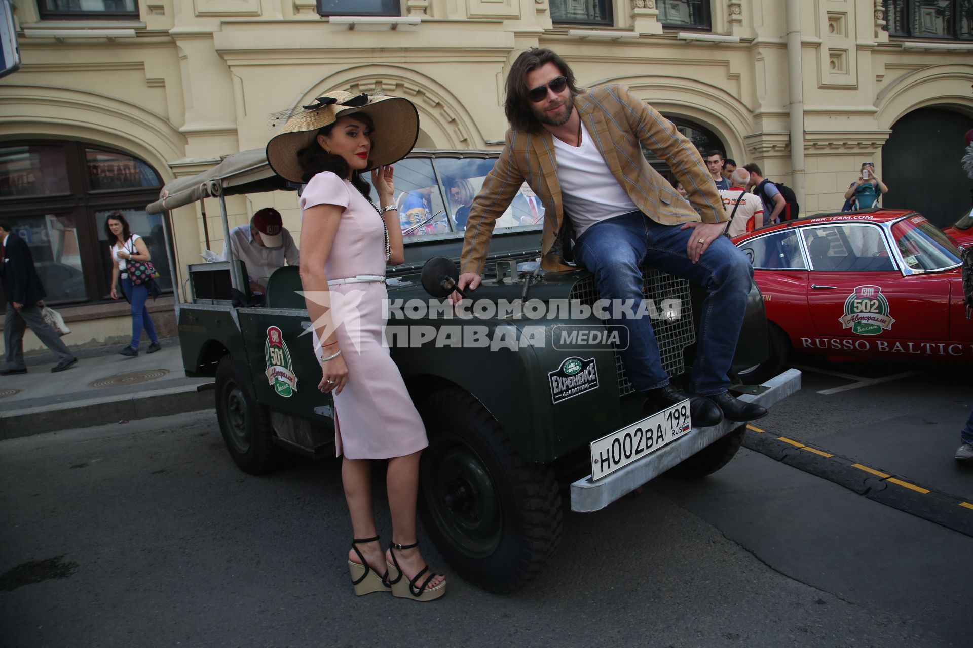 Диск345. Ралли классических автомобилей \'ГУМ-Авторалли Gorkyclassic 2017\'. На снимке: актриса Анастасия Заворотнюк и фигурист Петр Чернышев