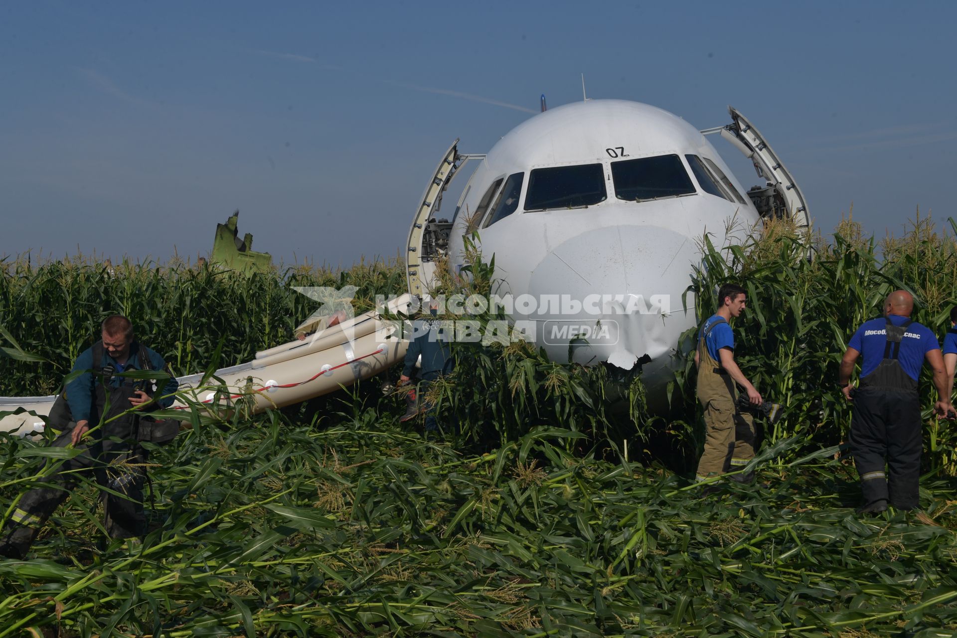 Московская область.  Самолет Airbus A321 авиакомпании `Уральские авиалинии`, который совершил аварийную посадку в районе аэропорта Жуковский после возгорания двигателя при взлете.