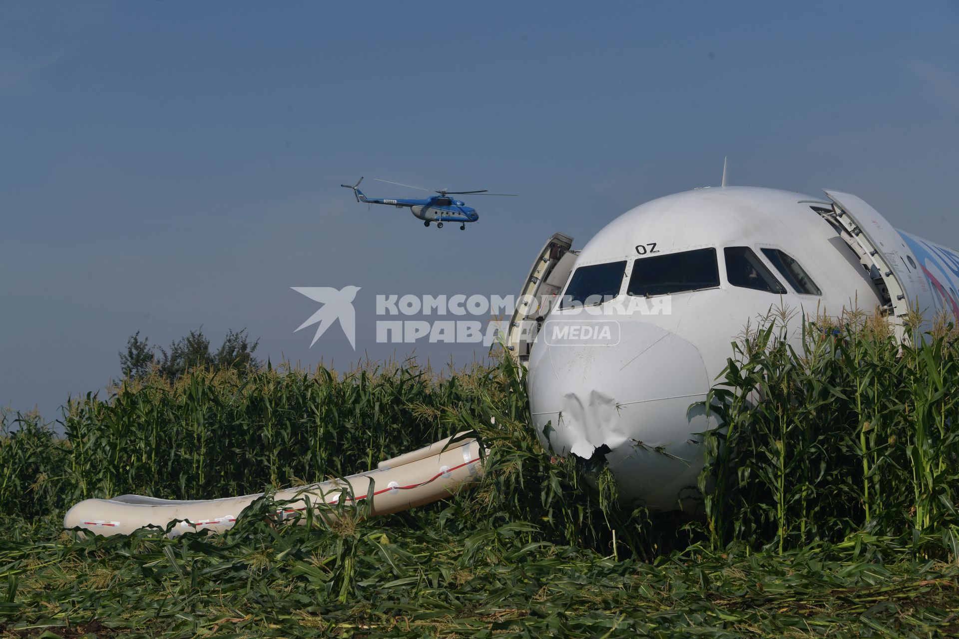 Московская область.  Самолет Airbus A321 авиакомпании `Уральские авиалинии`, который совершил аварийную посадку в районе аэропорта Жуковский после возгорания двигателя при взлете.