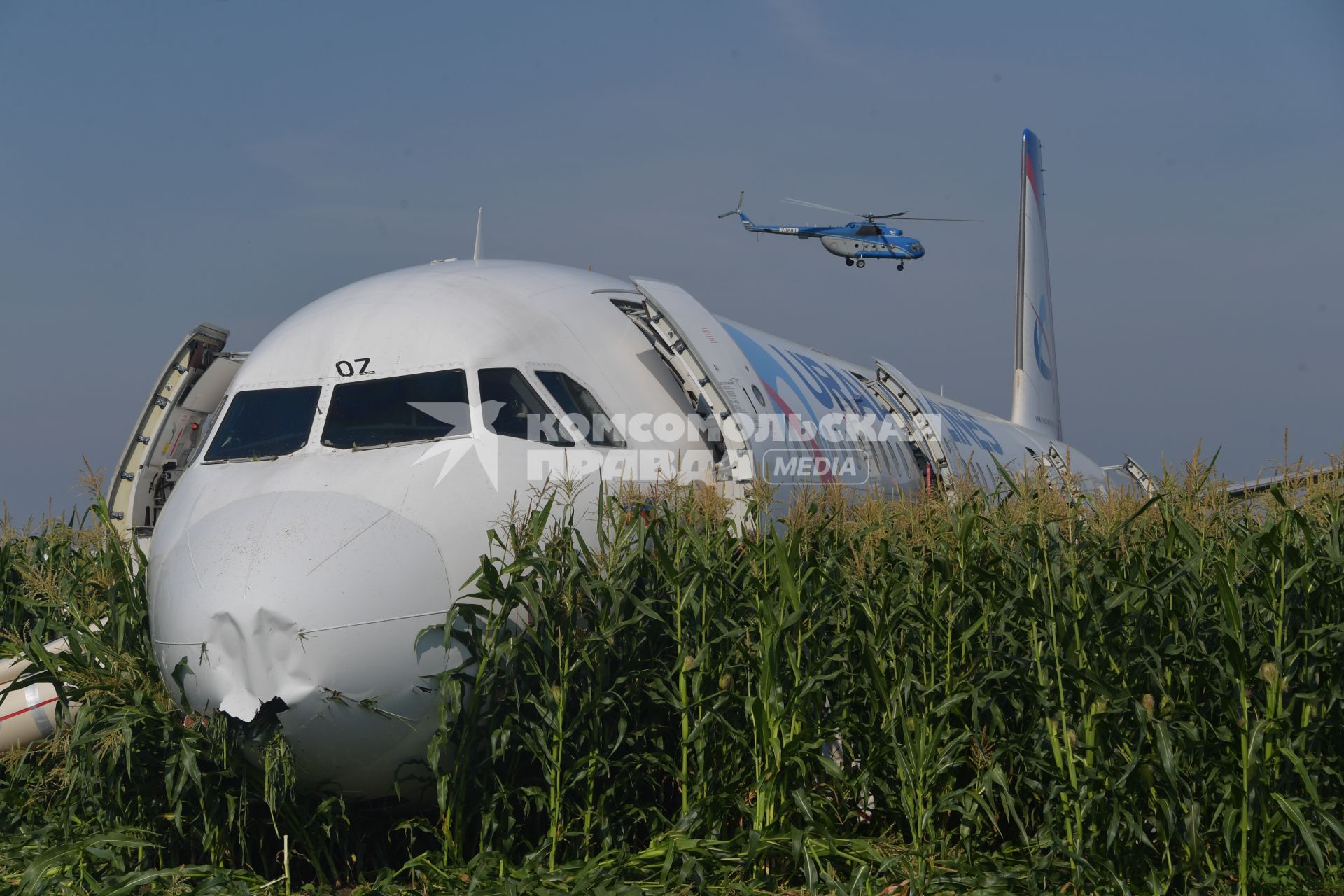 Московская область.  Самолет Airbus A321 авиакомпании `Уральские авиалинии`, который совершил аварийную посадку в районе аэропорта Жуковский после возгорания двигателя при взлете.