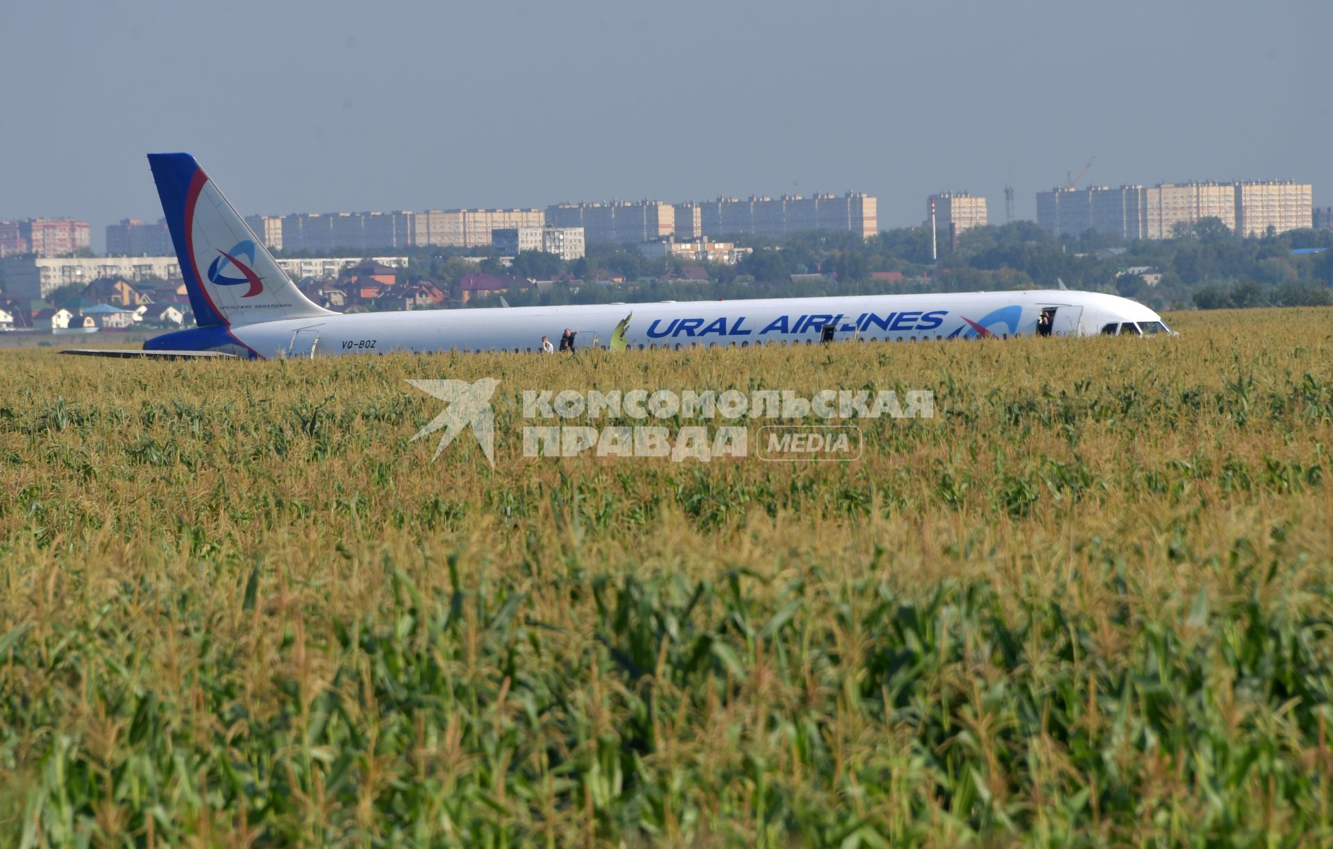 Московская область.  Самолет Airbus A321 авиакомпании `Уральские авиалинии`, который совершил аварийную посадку в районе аэропорта Жуковский после возгорания двигателя при взлете.