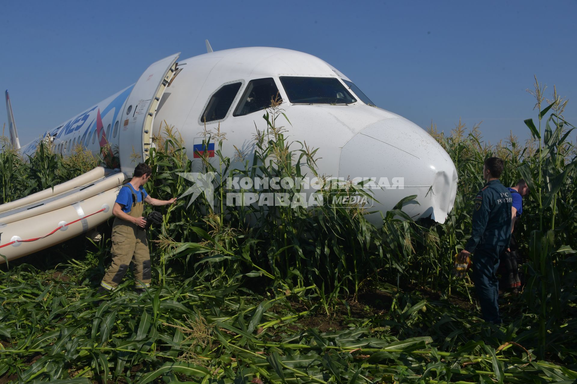 Московская область.  Самолет Airbus A321 авиакомпании `Уральские авиалинии`, который совершил аварийную посадку в районе аэропорта Жуковский после возгорания двигателя при взлете.