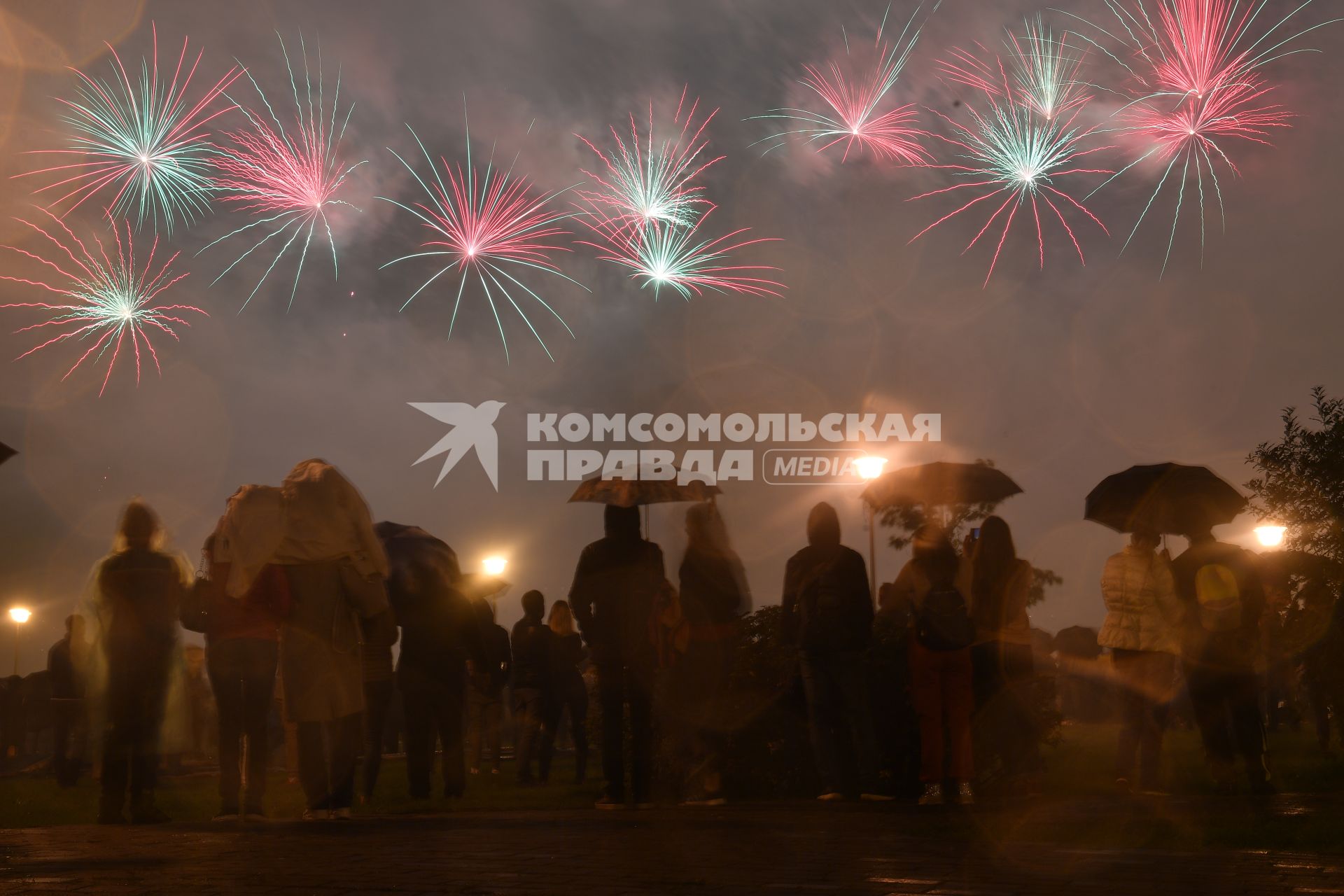 Москва.  Зрители на международном фестивале  фейерверков `Ростех` в Братеевском каскадном парке.