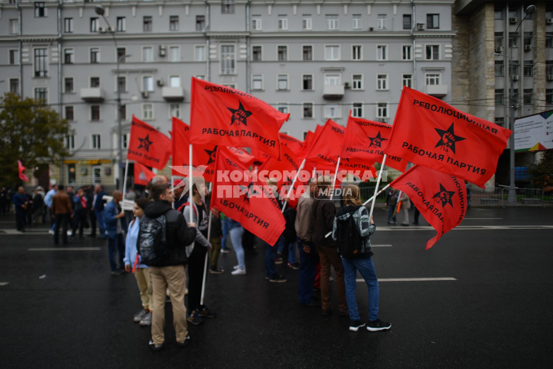 Москва. Участники акции КПРФ `За честные и чистые выборы! За власть закона и социальные права  граждан!`на проспекте Сахарова