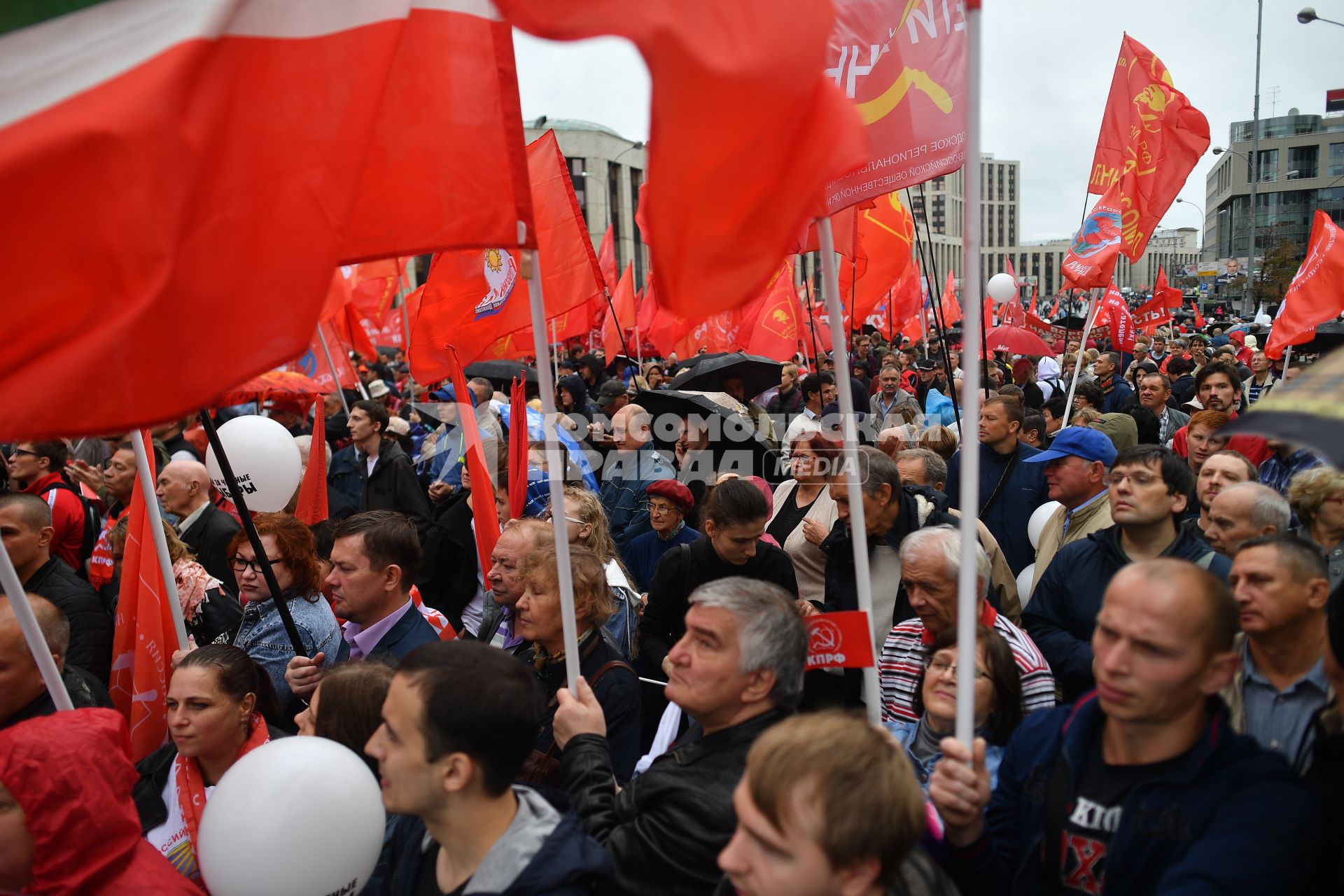 Москва. Участники акции КПРФ `За честные и чистые выборы! За власть закона и социальные права  граждан!`на проспекте Сахарова.