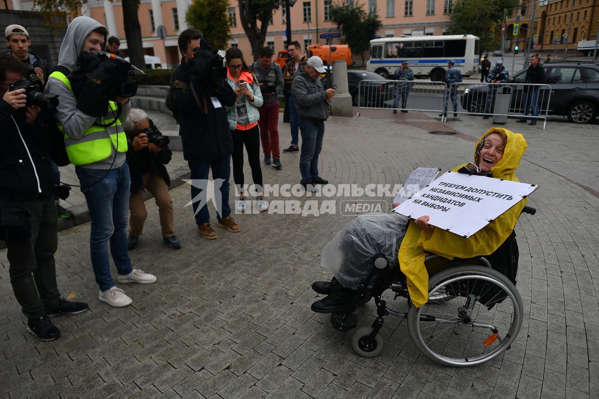 Москва. Участники одиночного пикета на Страстном бульваре.