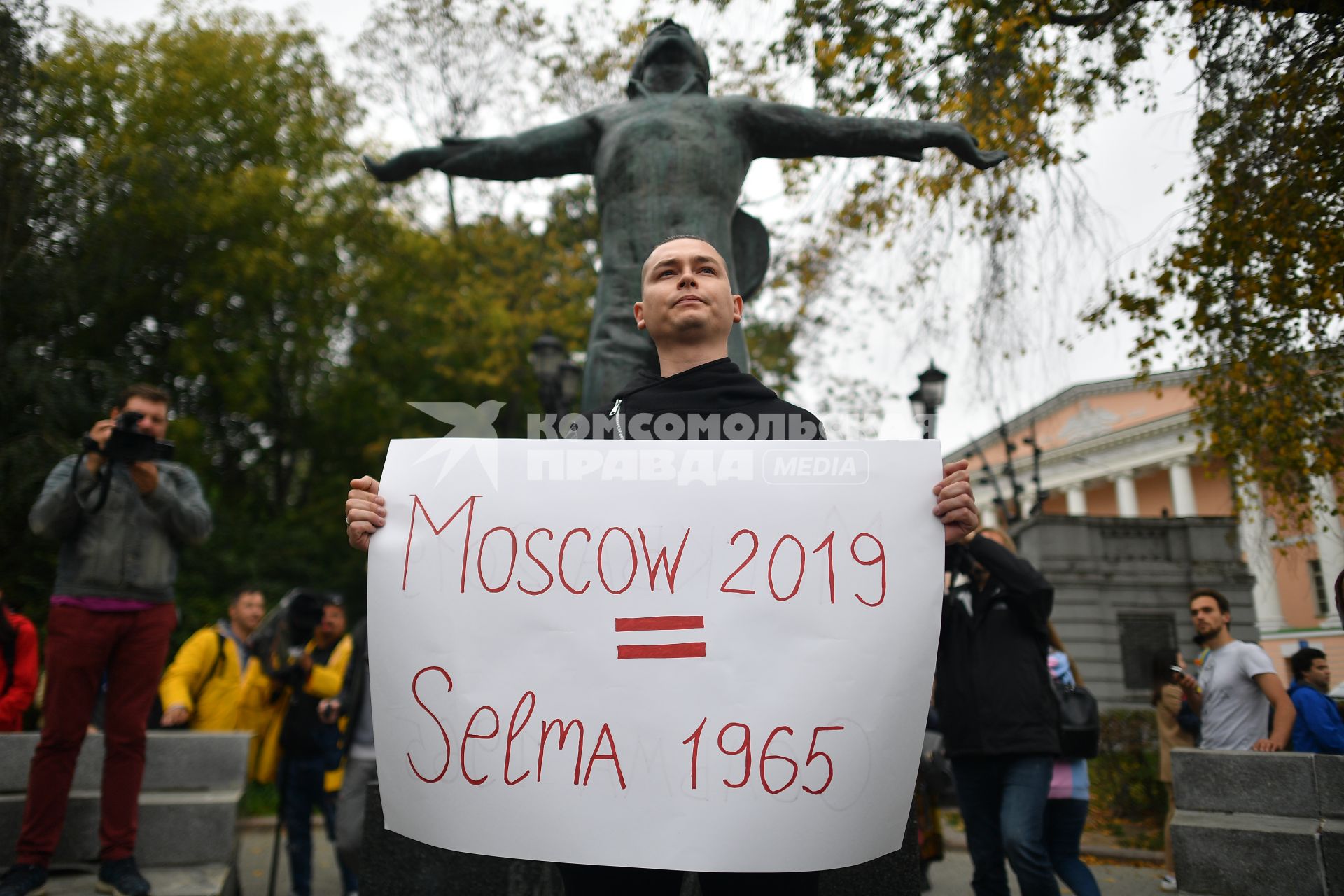 Москва. Участники одиночного пикета на Страстном бульваре.