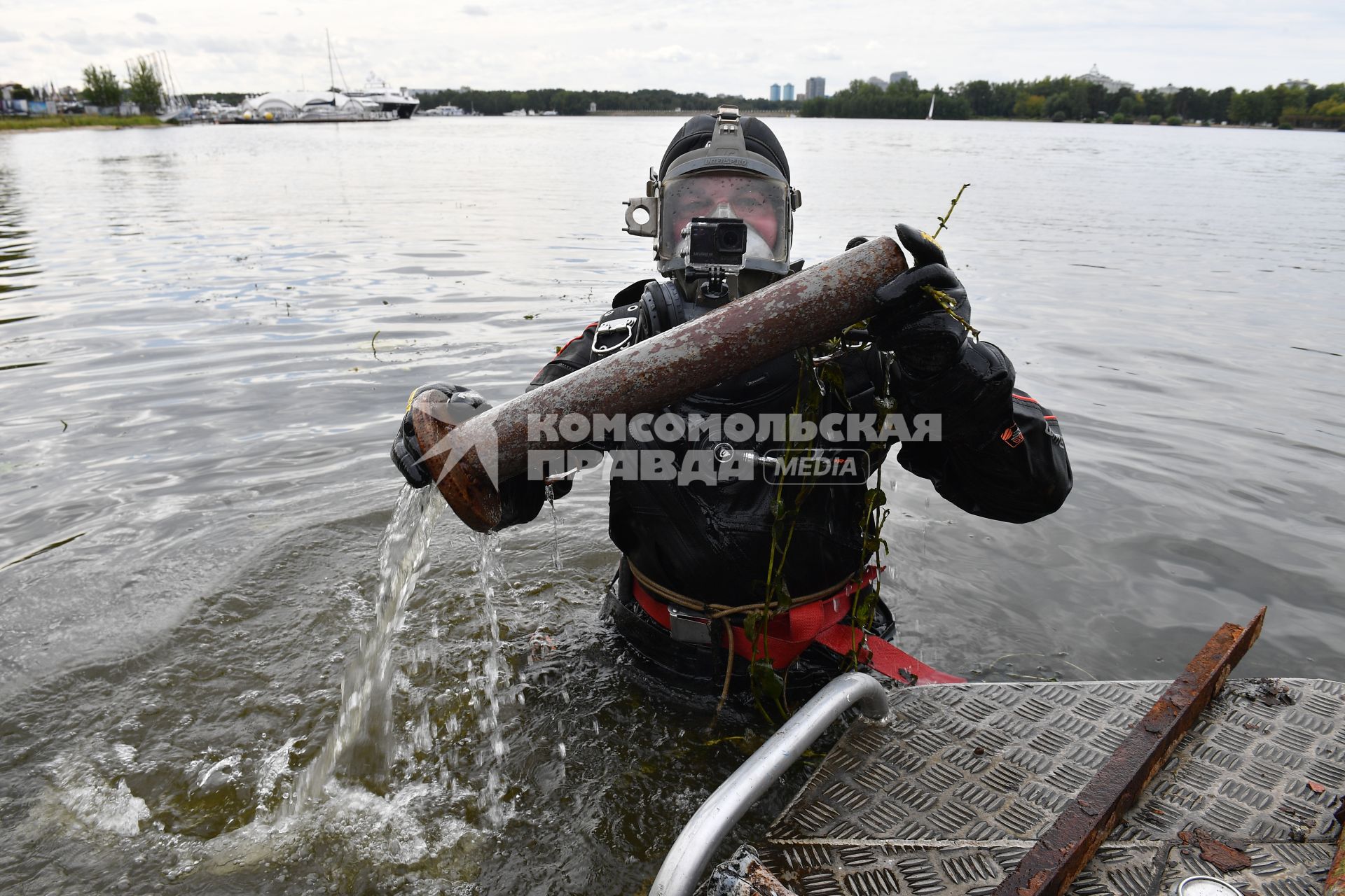 Москва. Сотрудники Московской спасательной службы на водных объектах во время тренировки.