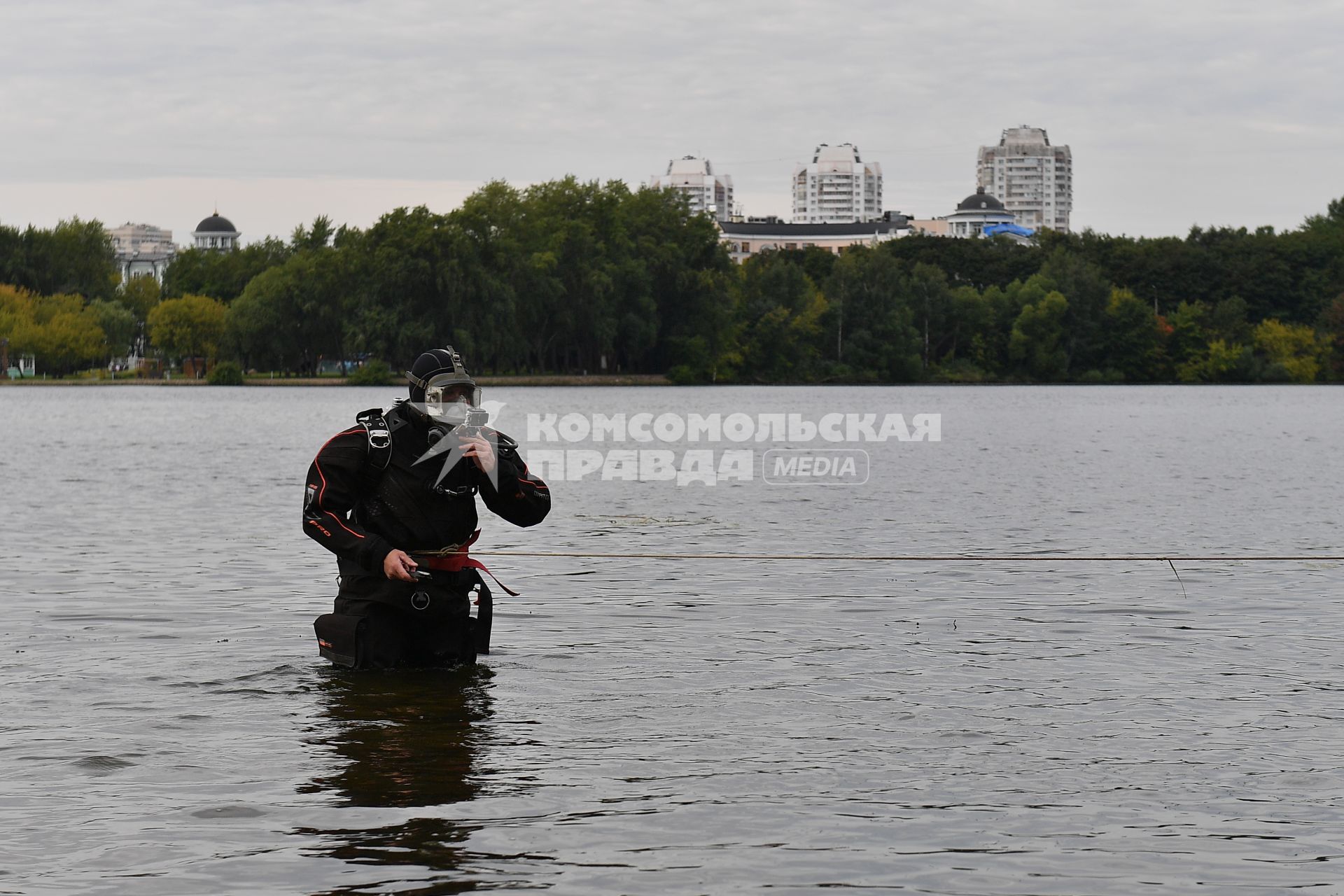 Москва. Сотрудники Московской спасательной службы на водных объектах во время тренировки.