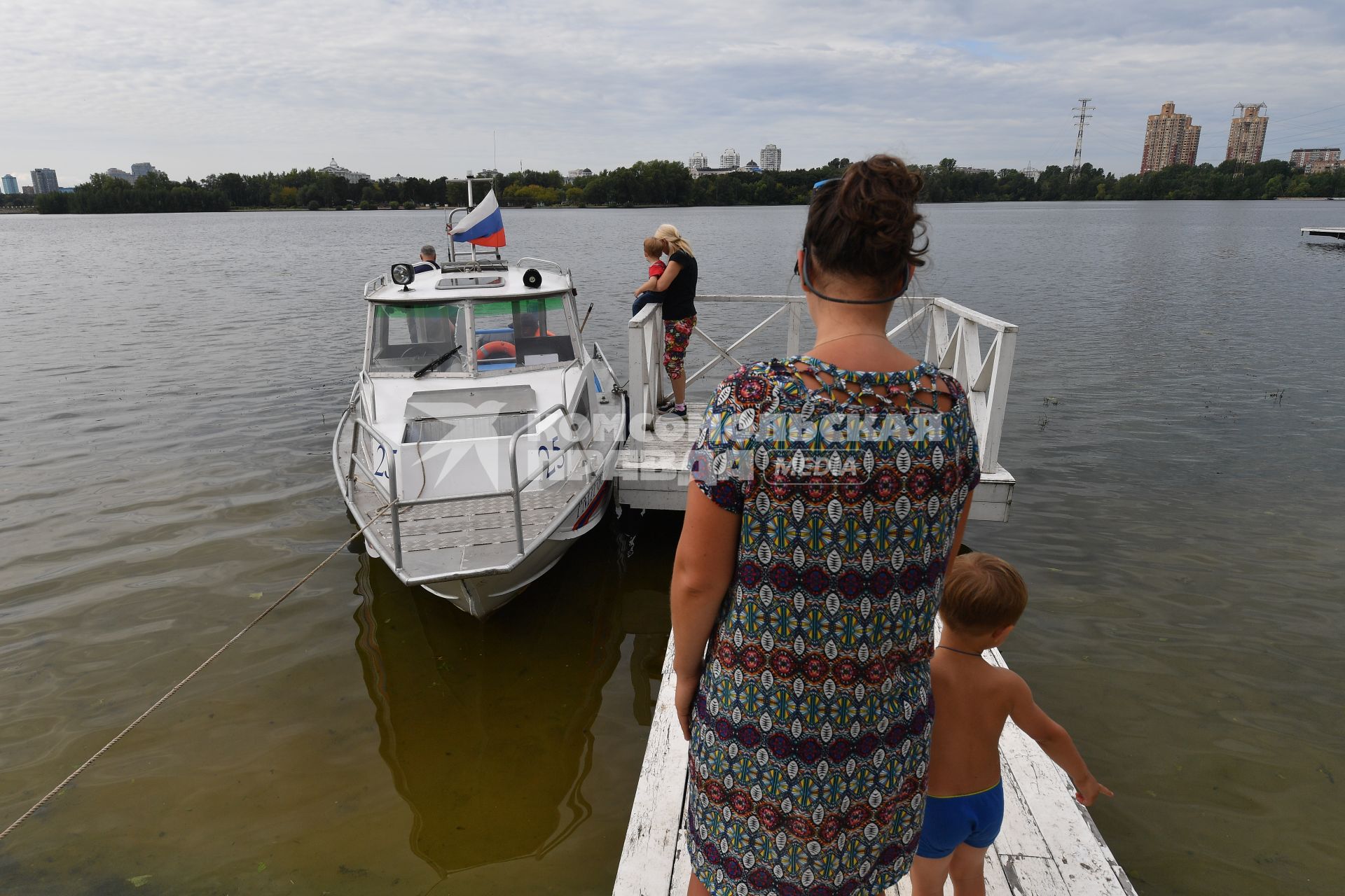 Москва. Сотрудники Московской спасательной службы на водных объектах во время тренировки.