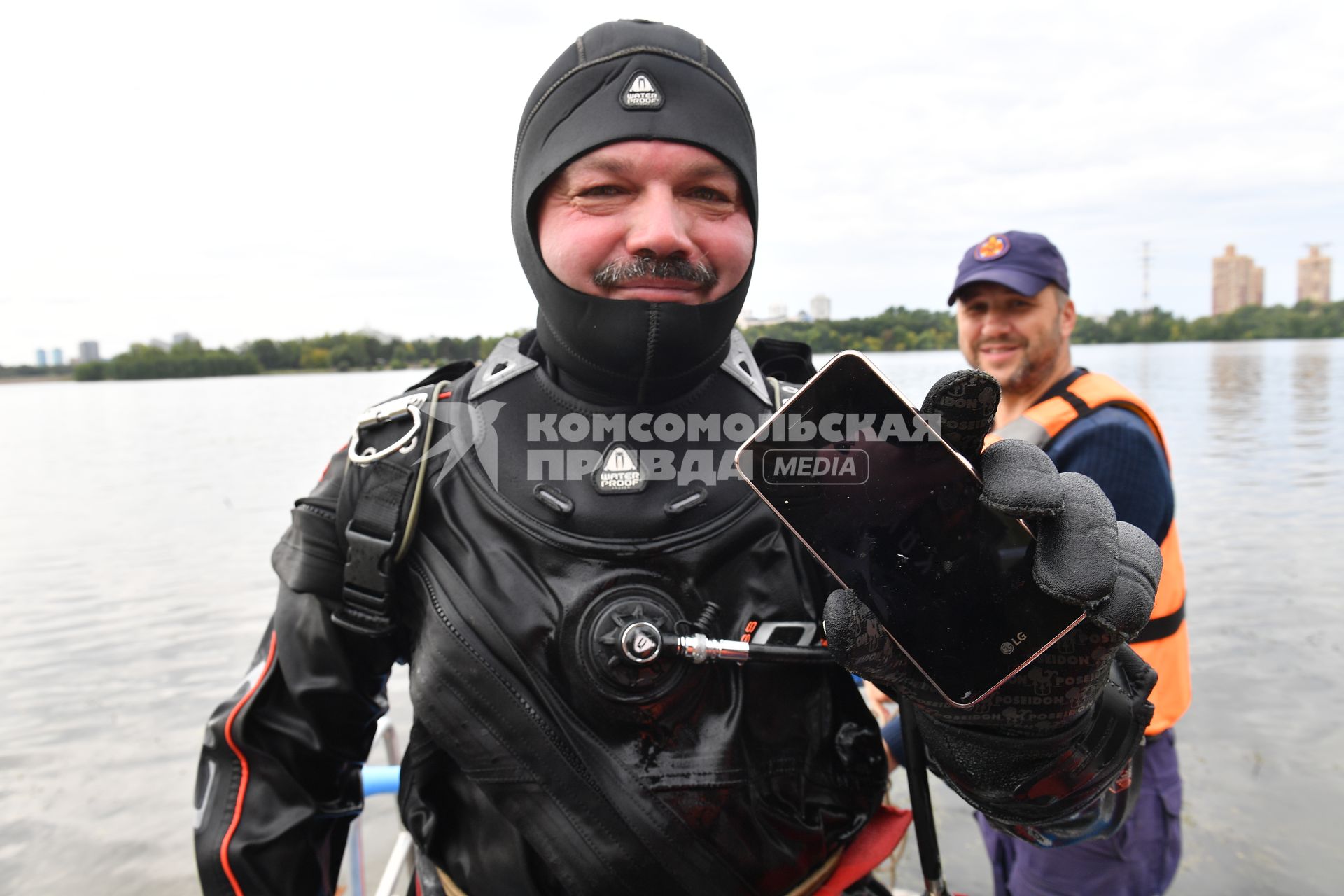 Москва. Сотрудники Московской спасательной службы на водных объектах во время тренировки.