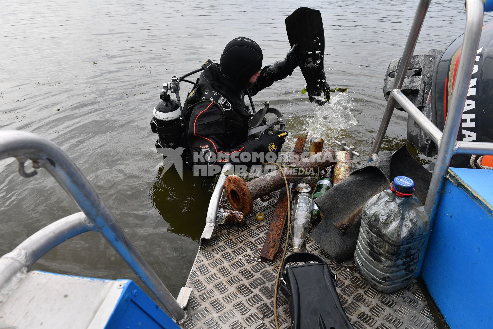 Москва. Сотрудники Московской спасательной службы на водных объектах во время тренировки.