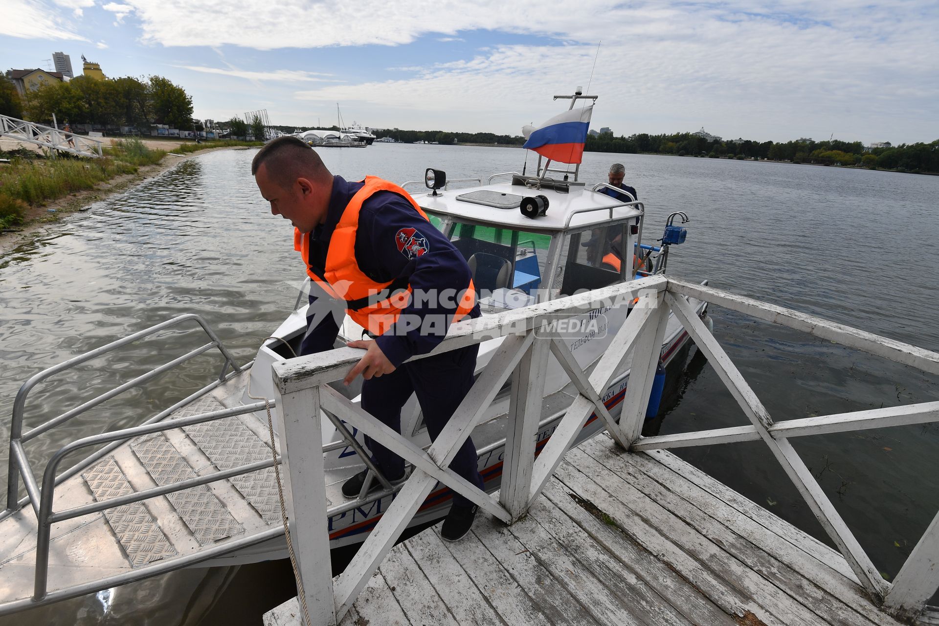 Москва. Сотрудники Московской спасательной службы на водных объектах во время тренировки.