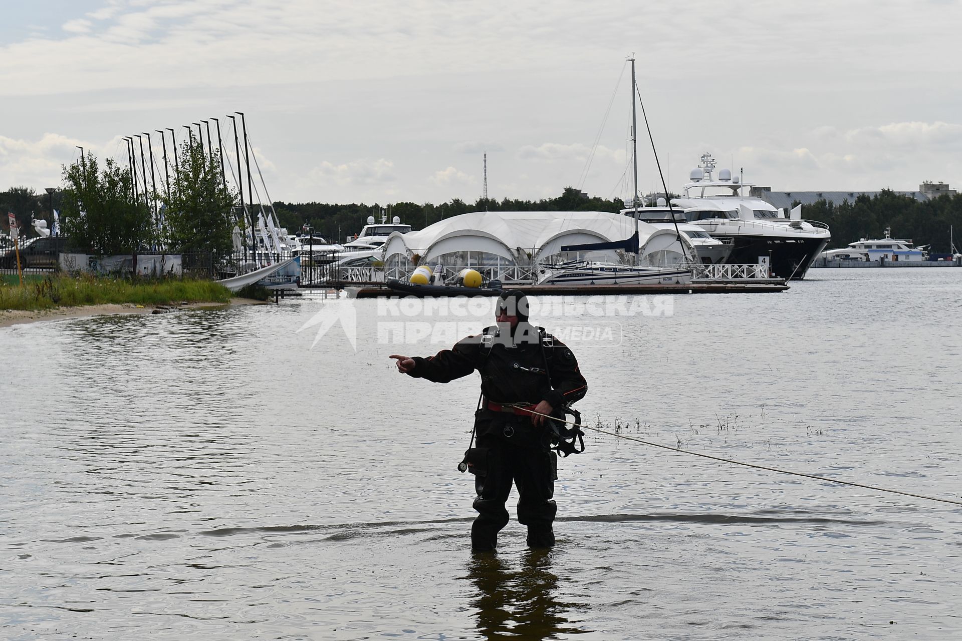 Москва. Сотрудники Московской спасательной службы на водных объектах во время тренировки.