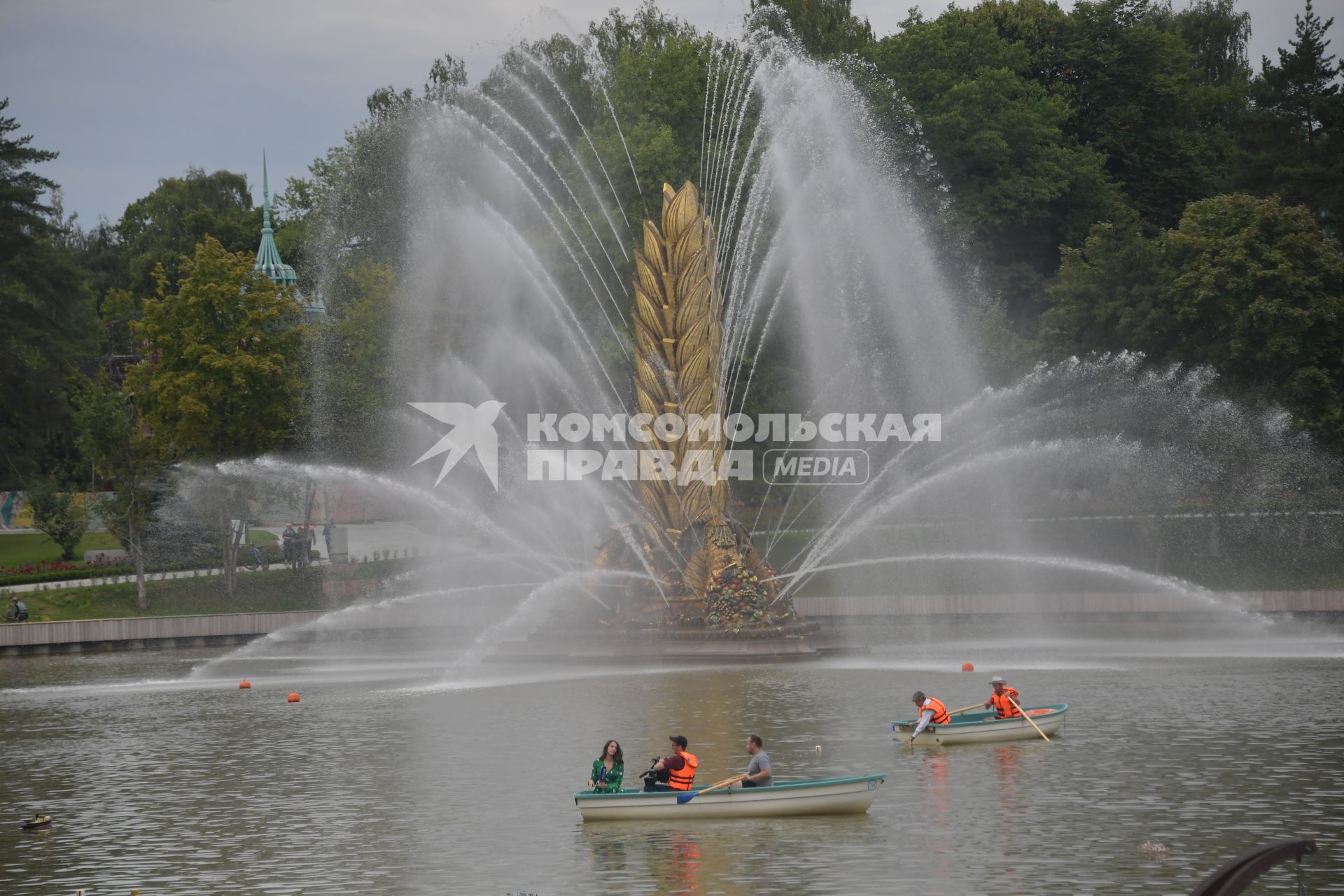 Москва. У фонтана `Золотой колос`.