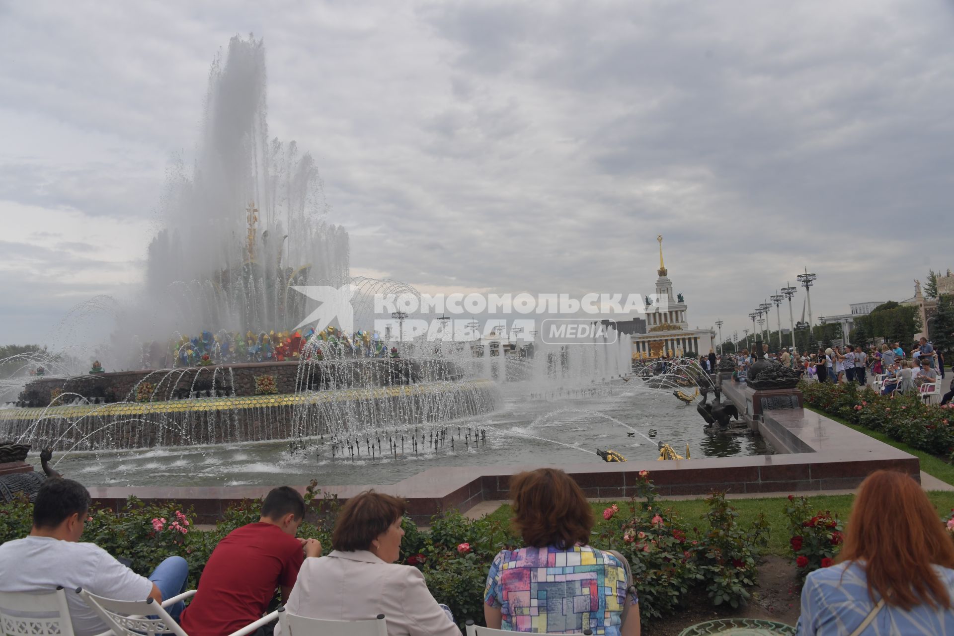 Москва.  Вид на главный вход ВДНХ и фонтан `Каменный цветок`.