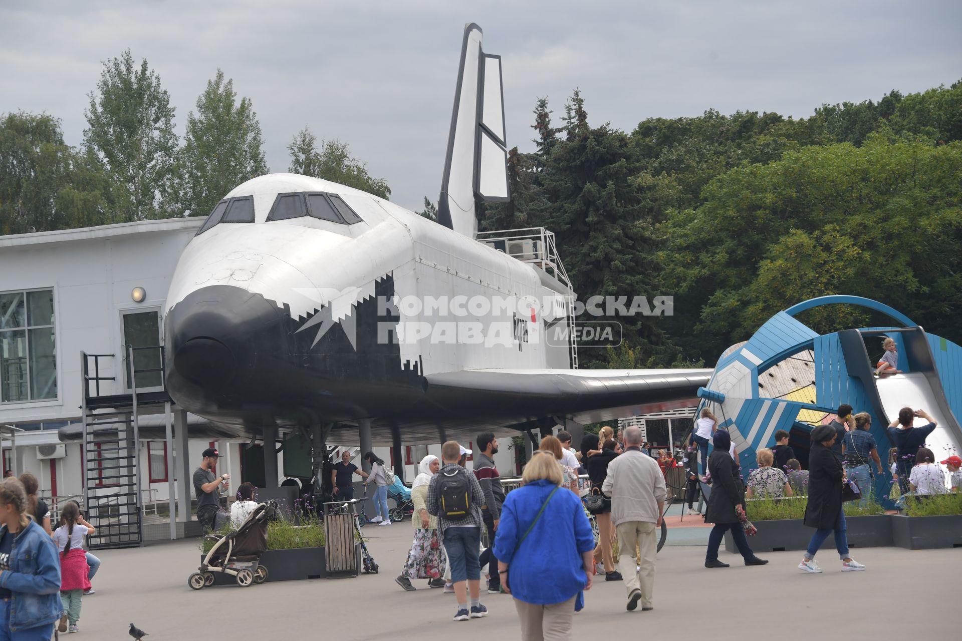 Москва.  Макет космического корабля `Буран` на ВДНХ.