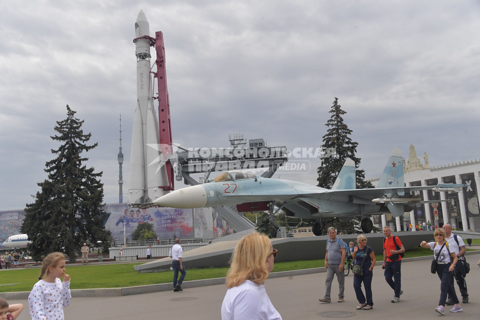 Москва.  Многоцелевой истребитель Су-27  у павильона `Космос`на ВДНХ.