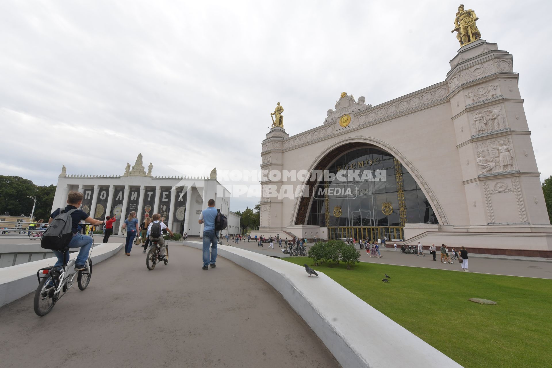 Москва.  Прохожие у павильона `Космос` на ВДНХ.